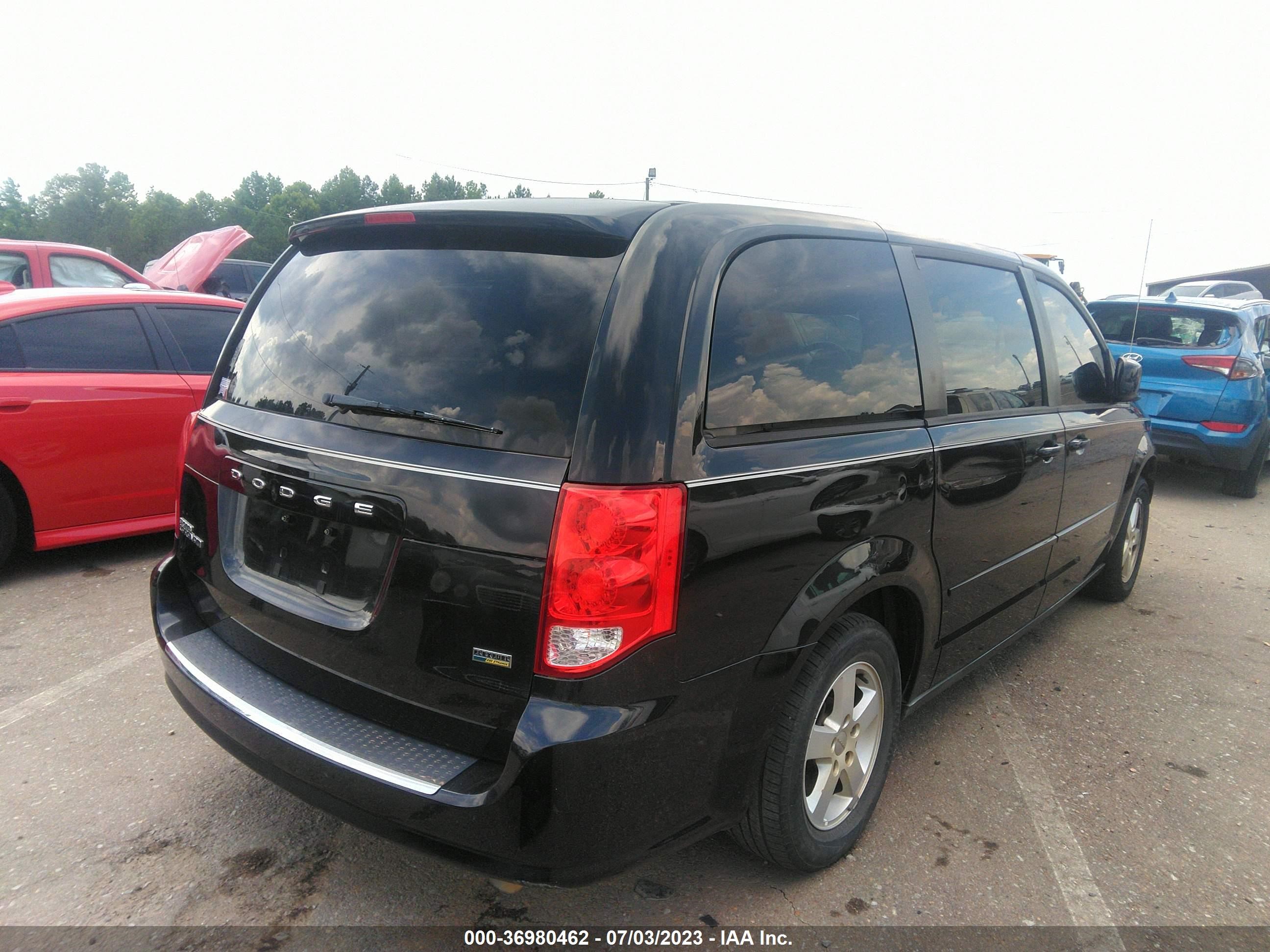 Photo 3 VIN: 2C4RDGCG5DR502642 - DODGE CARAVAN 