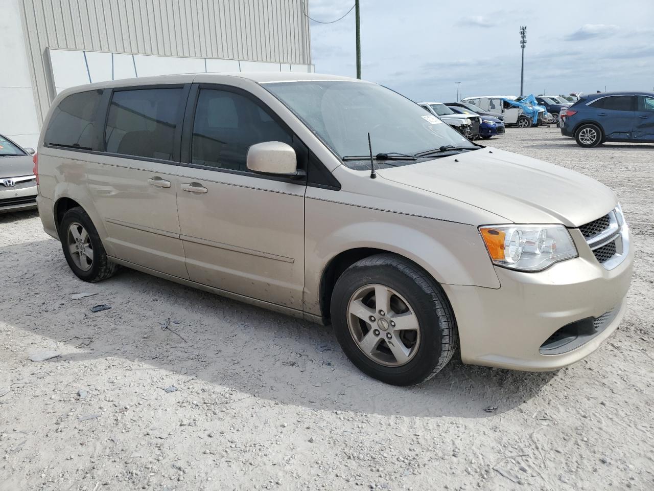 Photo 3 VIN: 2C4RDGCG5DR523216 - DODGE CARAVAN 