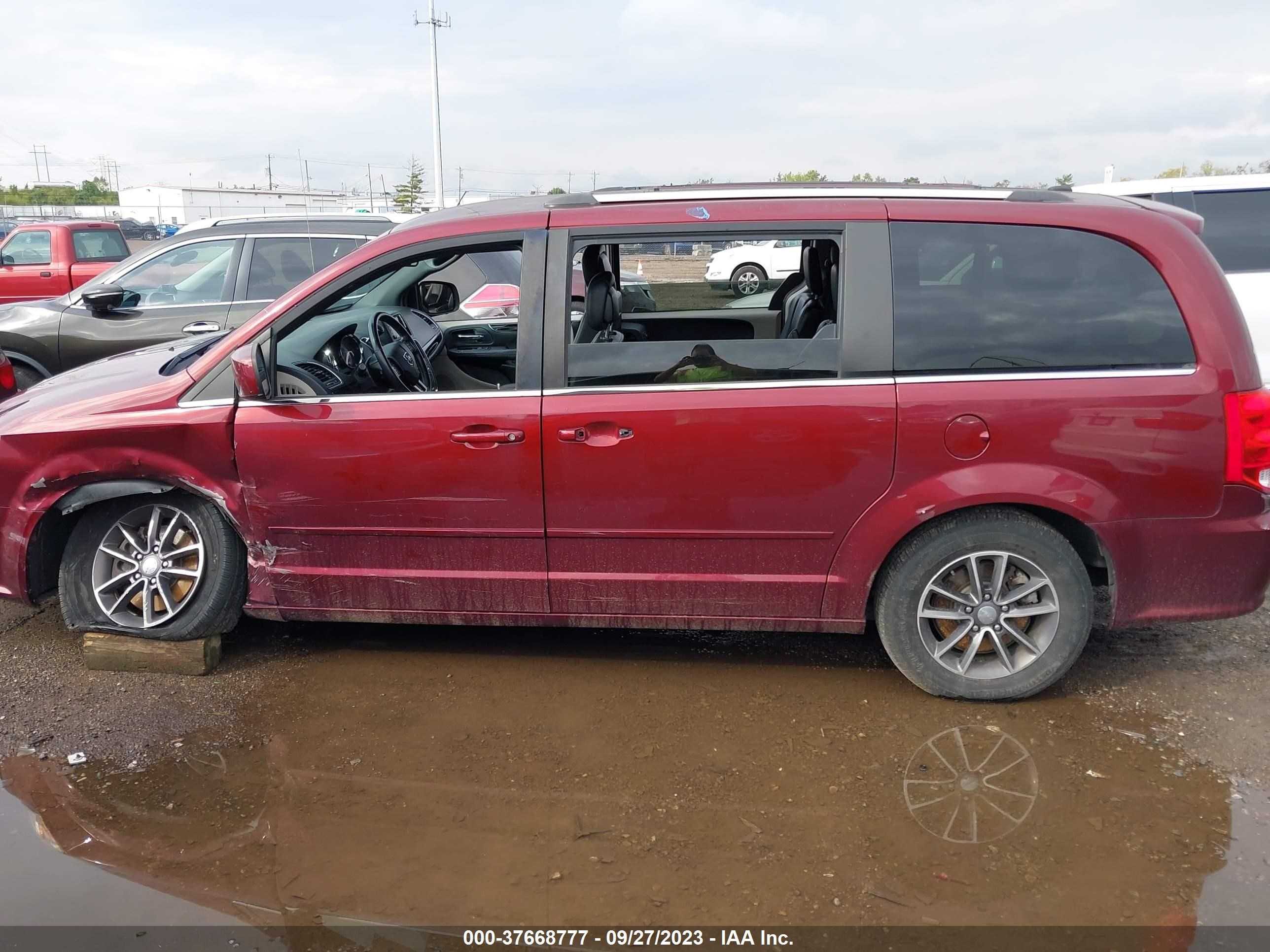 Photo 13 VIN: 2C4RDGCG5HR858806 - DODGE CARAVAN 