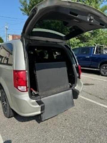 Photo 3 VIN: 2C4RDGCG5JR135222 - DODGE CARAVAN 