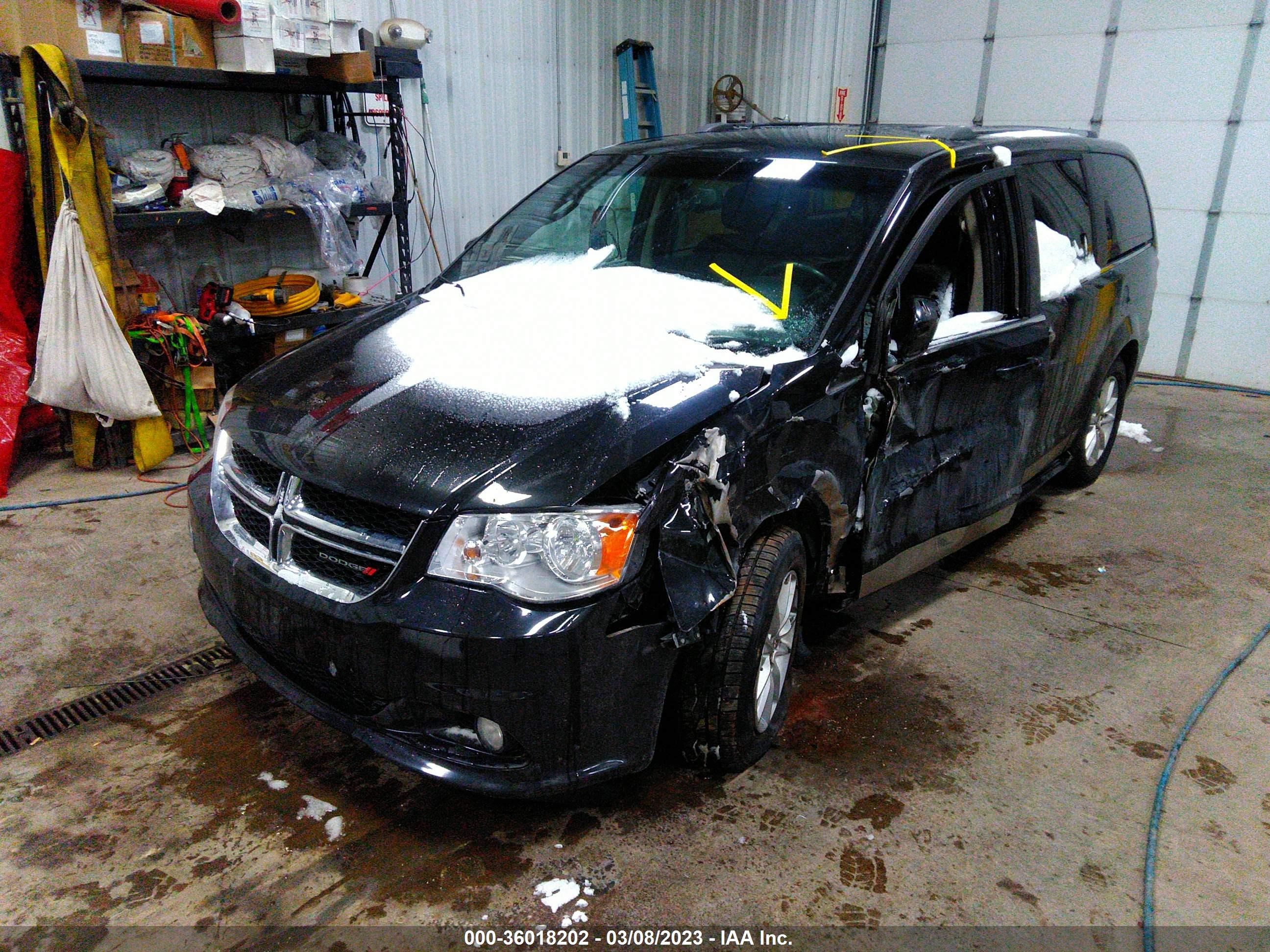 Photo 1 VIN: 2C4RDGCG5JR207990 - DODGE CARAVAN 