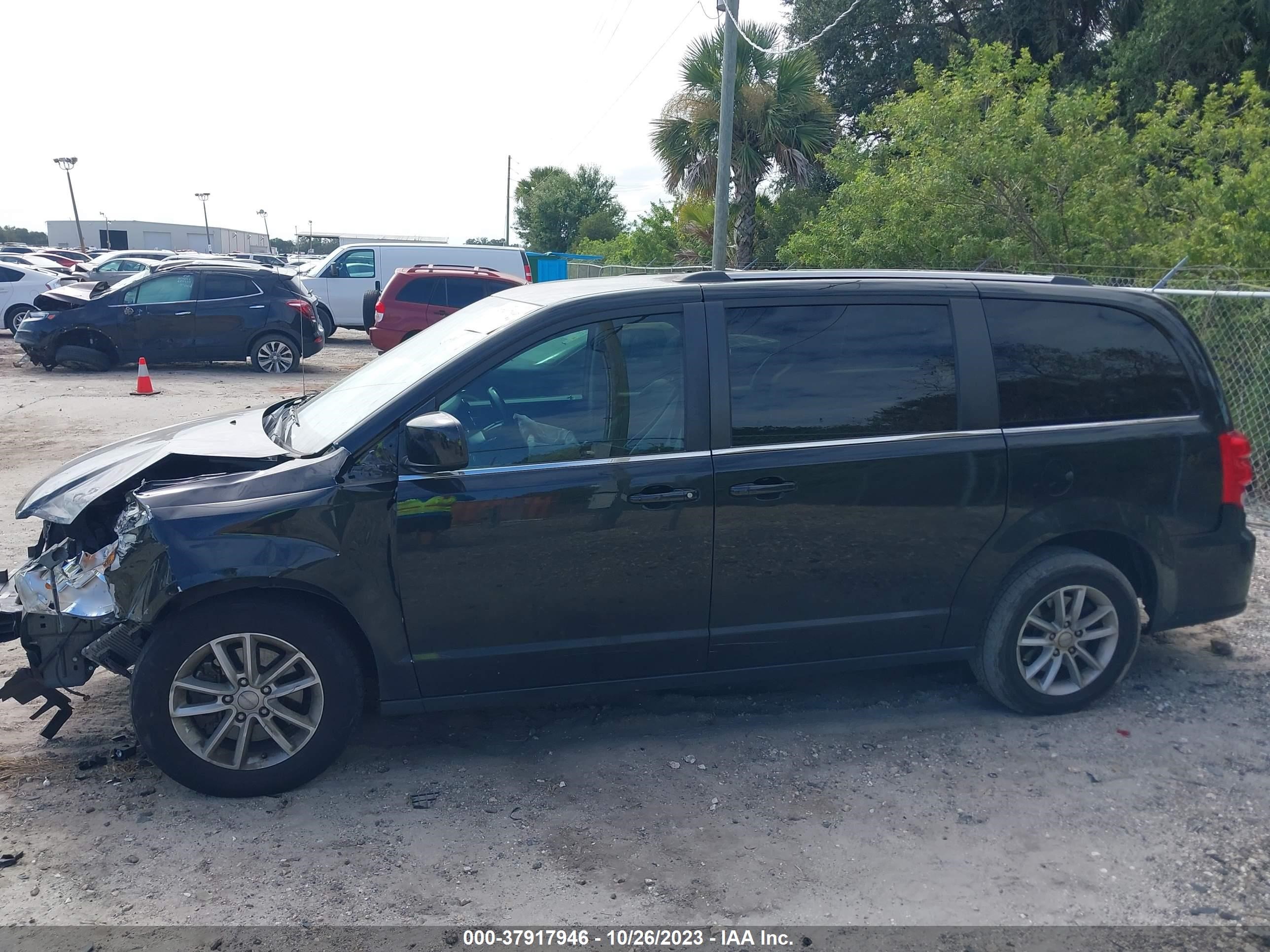 Photo 14 VIN: 2C4RDGCG5JR264867 - DODGE CARAVAN 