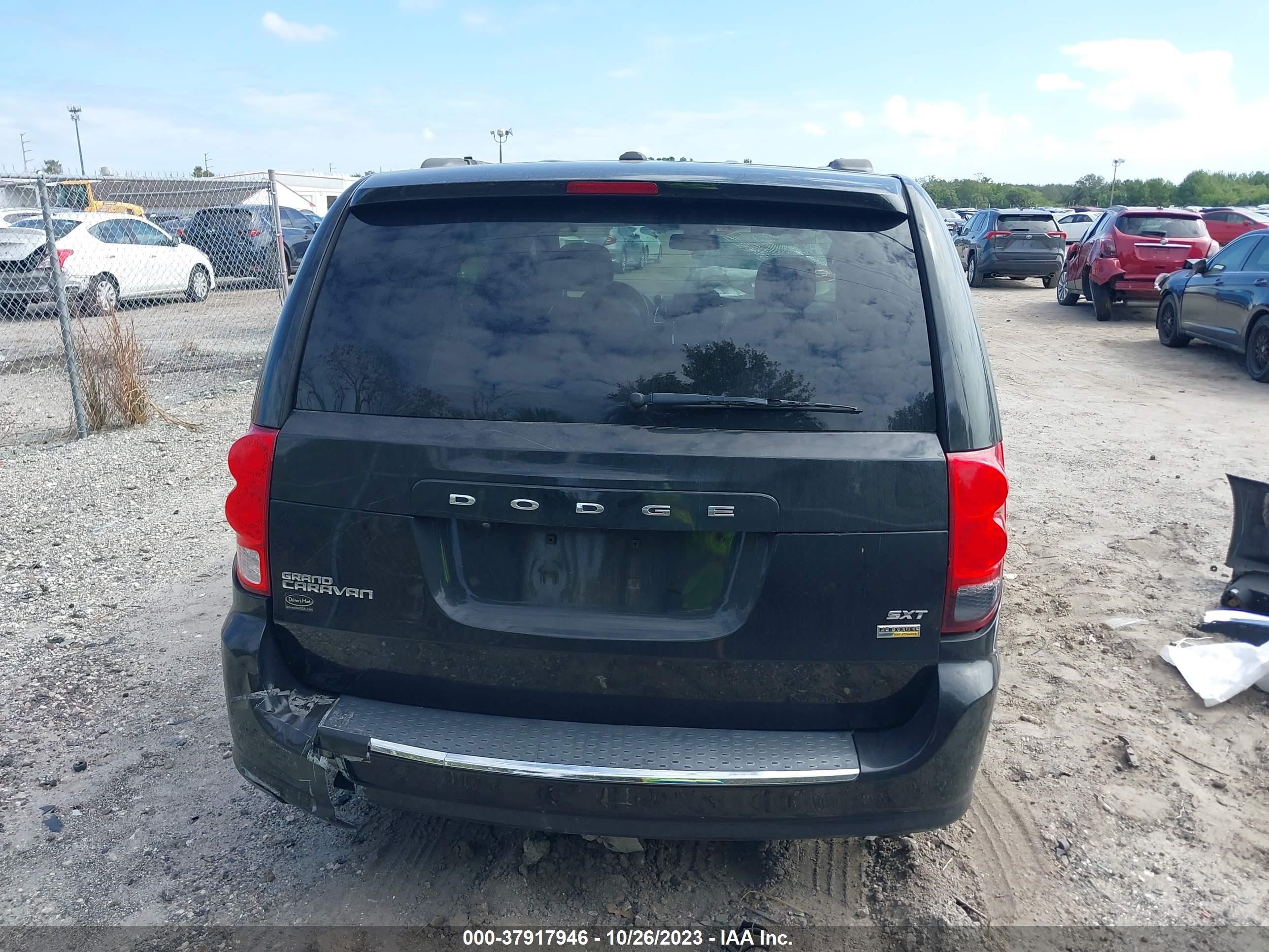 Photo 16 VIN: 2C4RDGCG5JR264867 - DODGE CARAVAN 