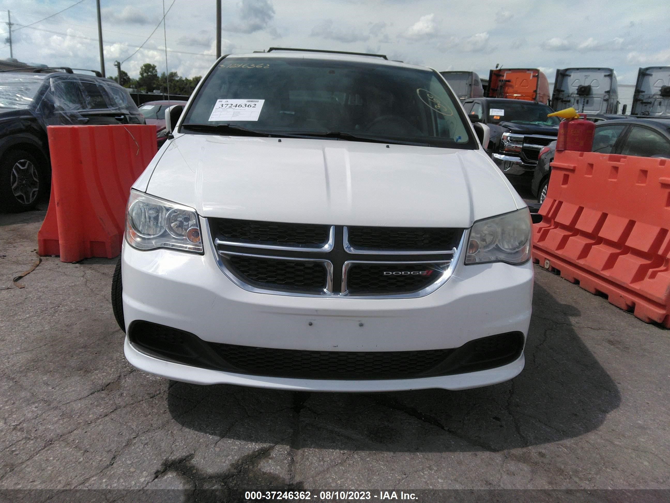 Photo 11 VIN: 2C4RDGCG6DR523192 - DODGE CARAVAN 