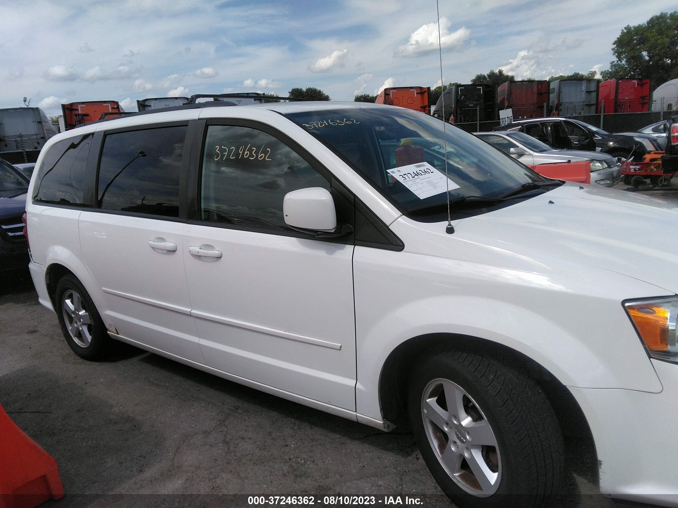 Photo 12 VIN: 2C4RDGCG6DR523192 - DODGE CARAVAN 