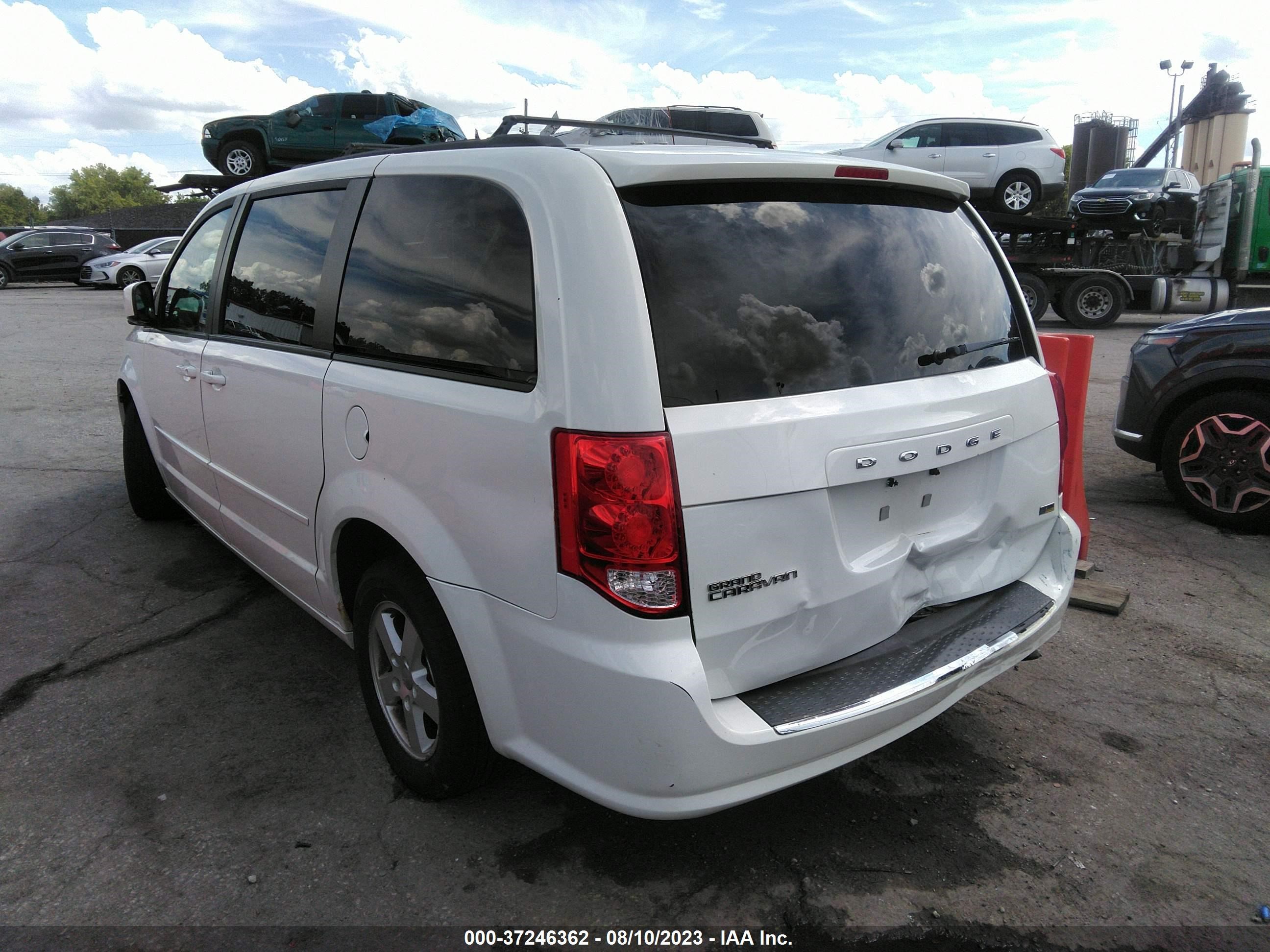 Photo 2 VIN: 2C4RDGCG6DR523192 - DODGE CARAVAN 