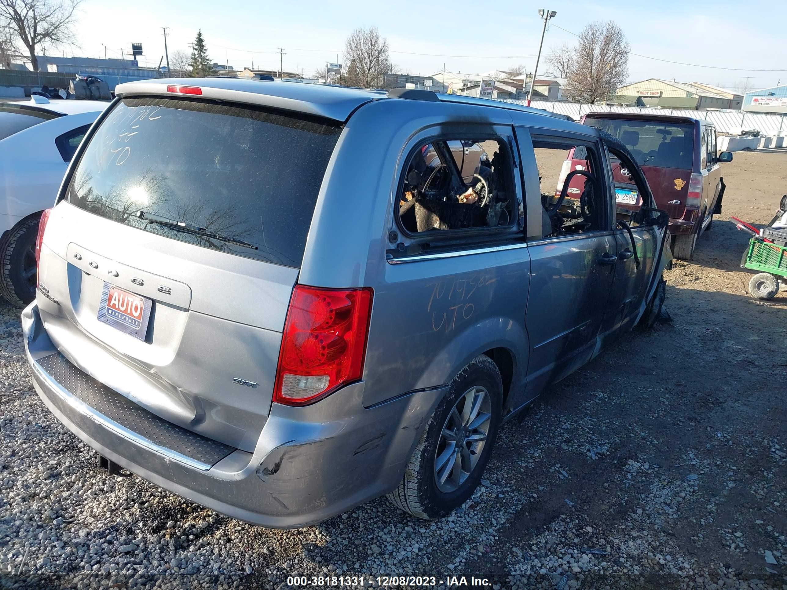 Photo 3 VIN: 2C4RDGCG7ER257666 - DODGE CARAVAN 