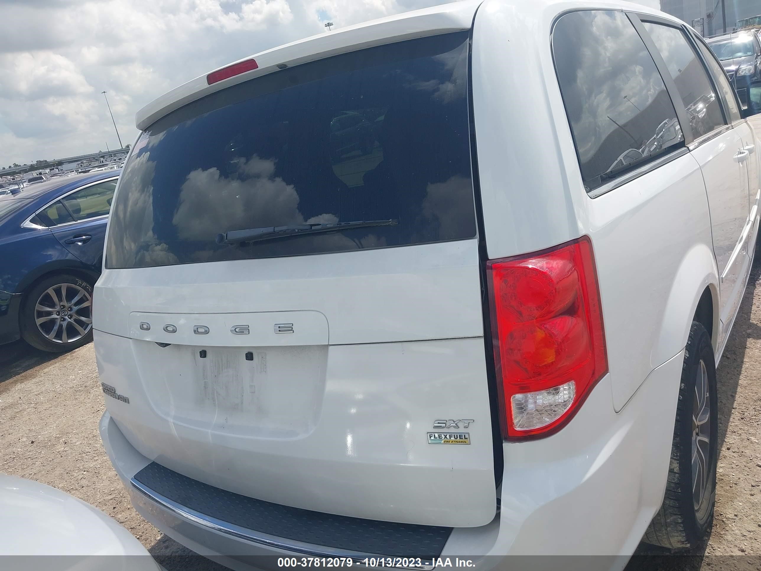 Photo 14 VIN: 2C4RDGCG7HR673740 - DODGE CARAVAN 