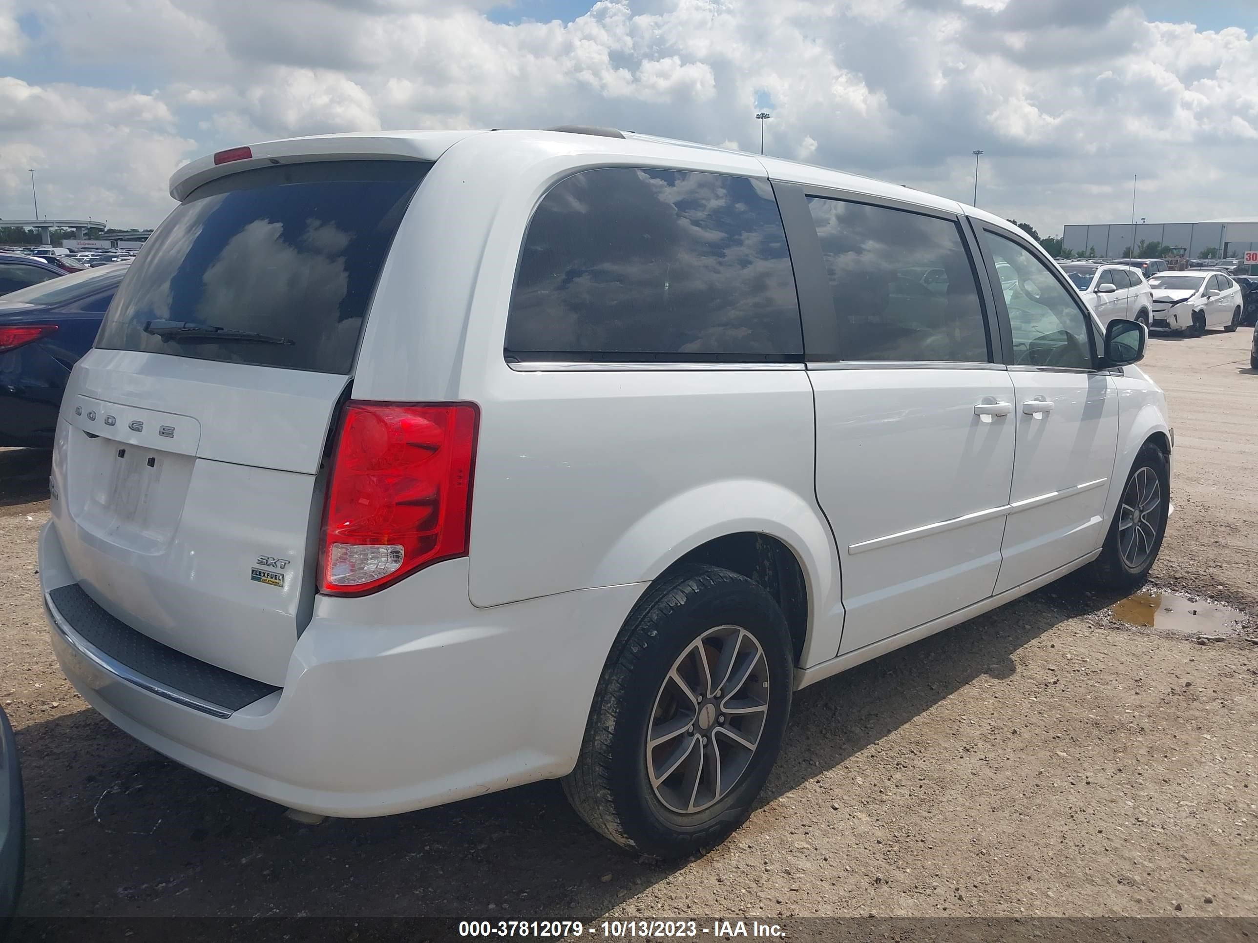 Photo 3 VIN: 2C4RDGCG7HR673740 - DODGE CARAVAN 