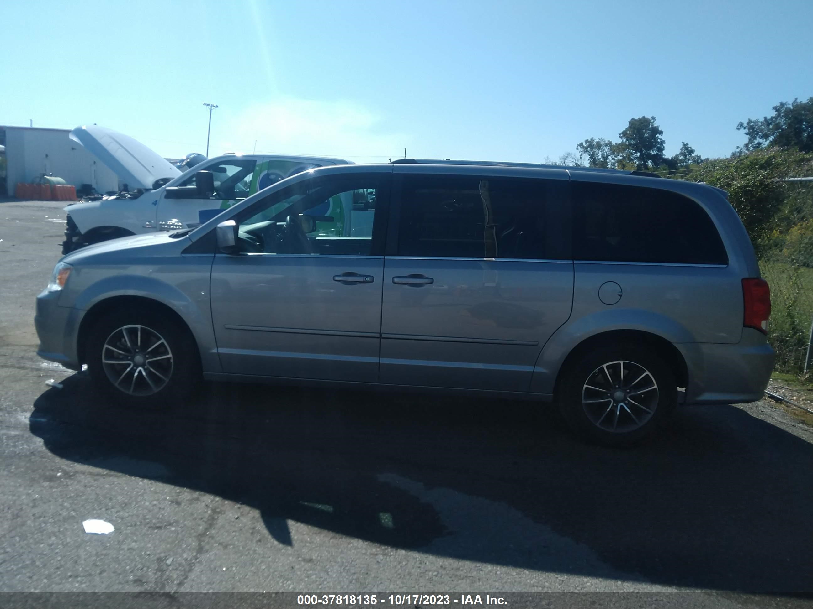 Photo 13 VIN: 2C4RDGCG7HR711225 - DODGE CARAVAN 