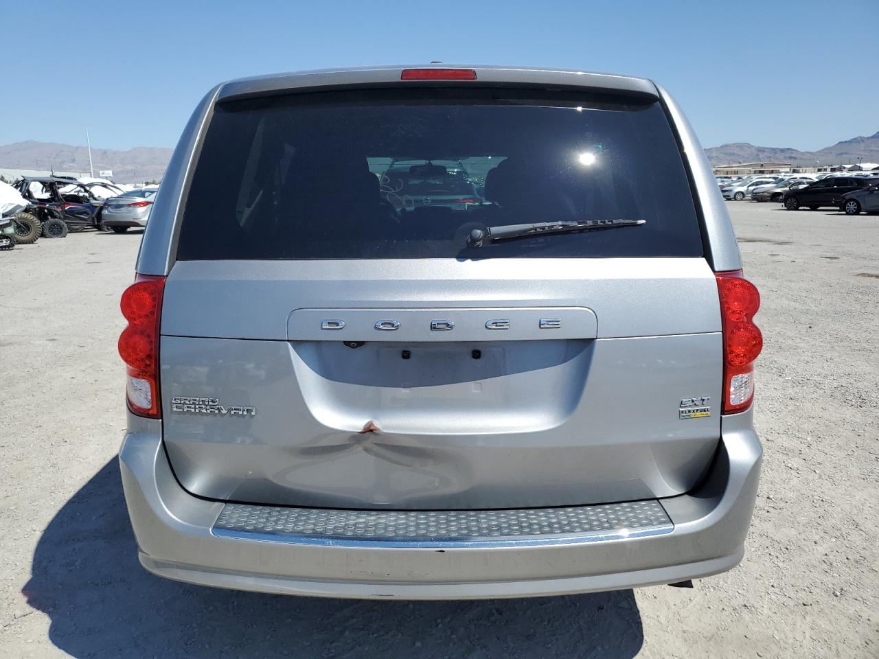 Photo 5 VIN: 2C4RDGCG7JR207084 - DODGE CARAVAN 