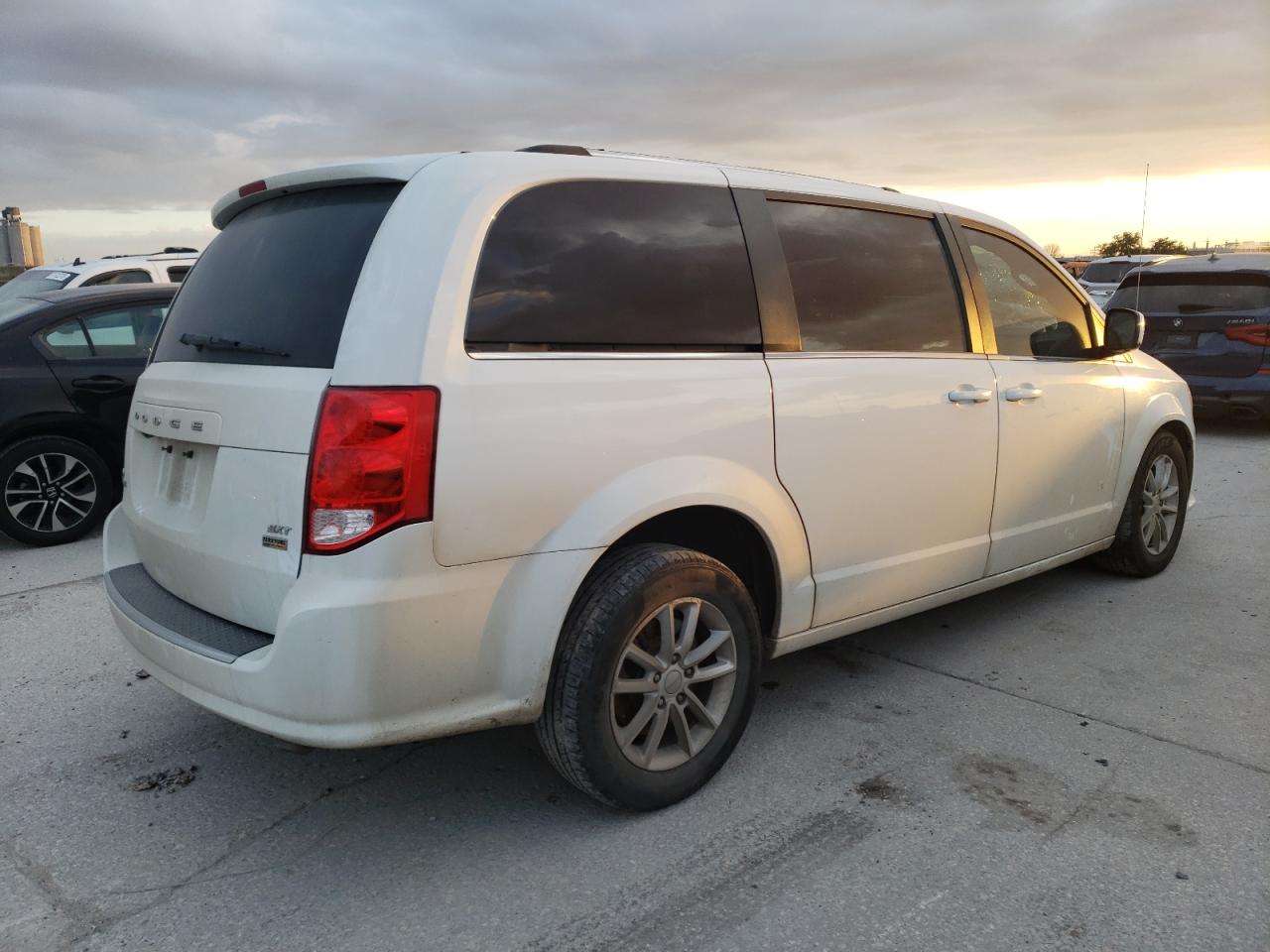 Photo 2 VIN: 2C4RDGCG7KR577839 - DODGE CARAVAN 