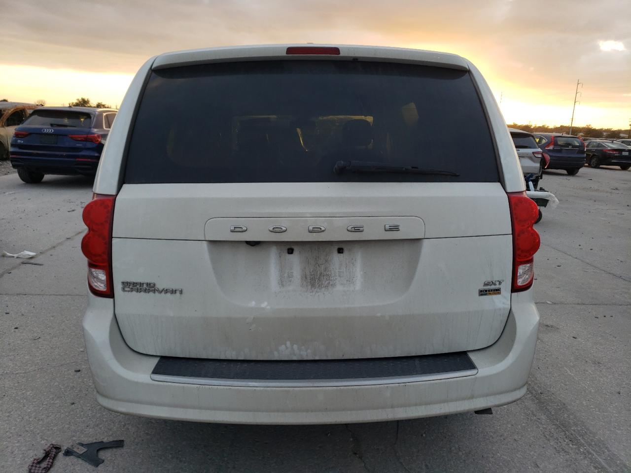 Photo 5 VIN: 2C4RDGCG7KR577839 - DODGE CARAVAN 