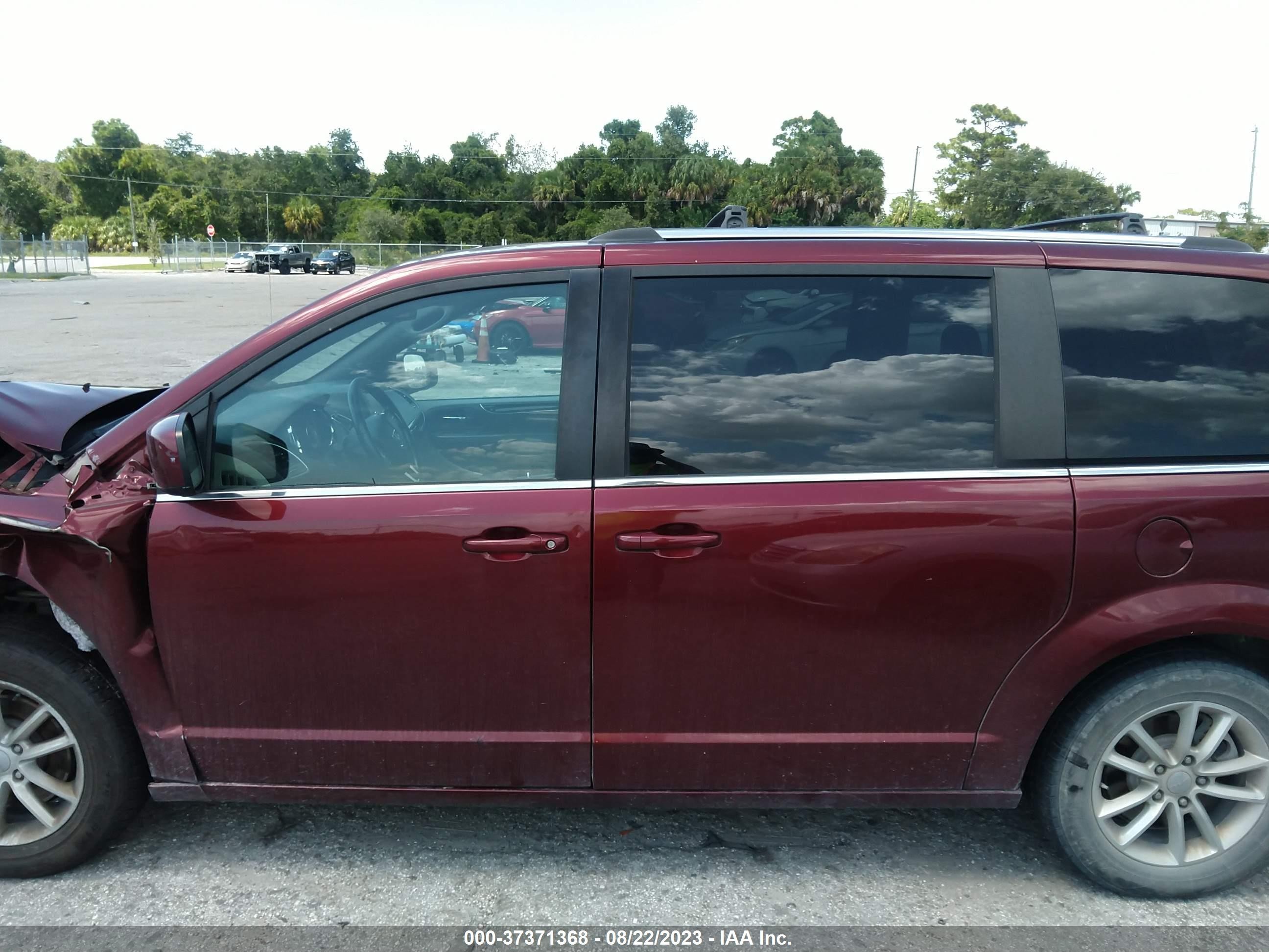 Photo 13 VIN: 2C4RDGCG7KR725178 - DODGE CARAVAN 