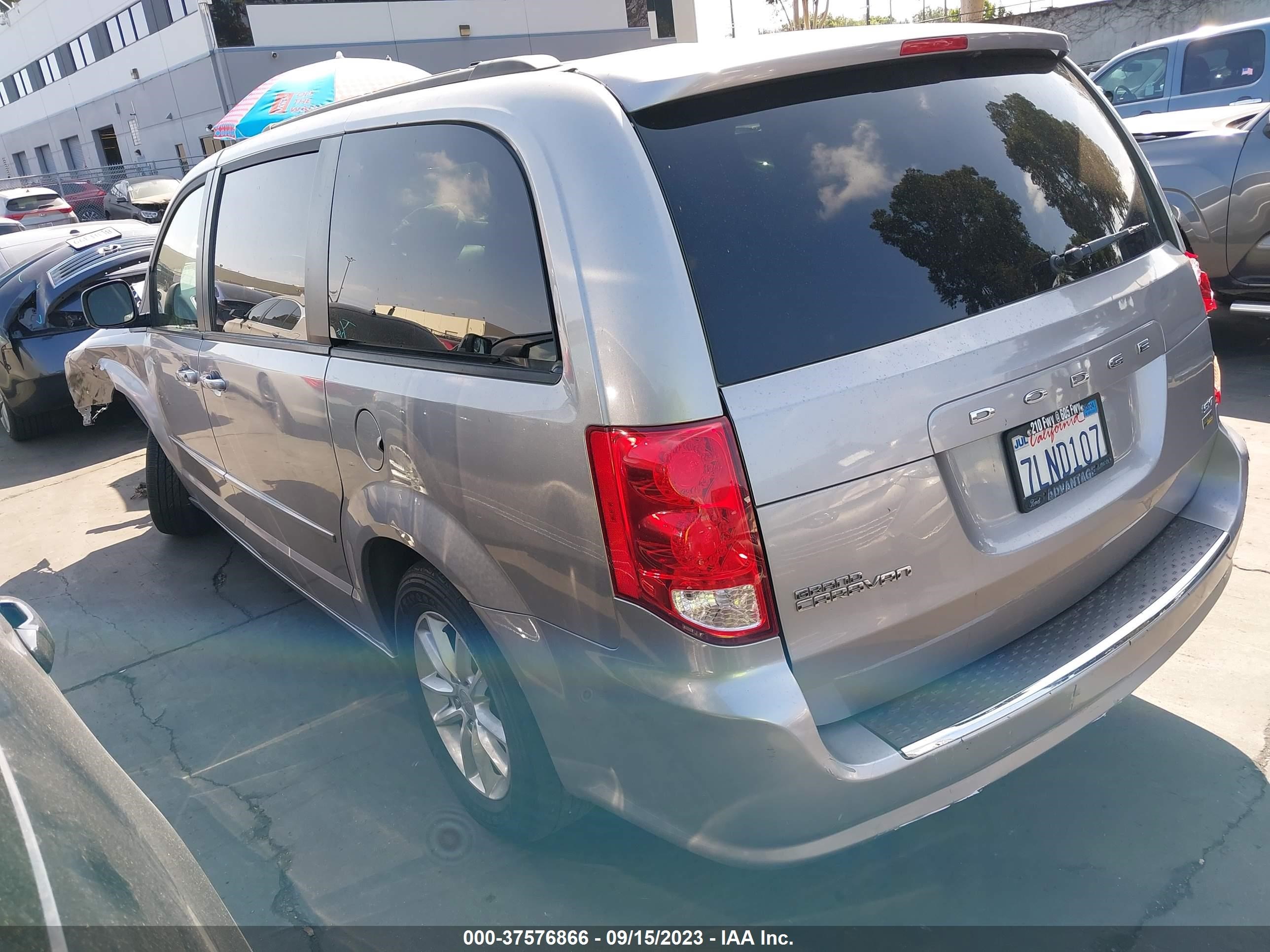 Photo 2 VIN: 2C4RDGCG8FR717421 - DODGE CARAVAN 