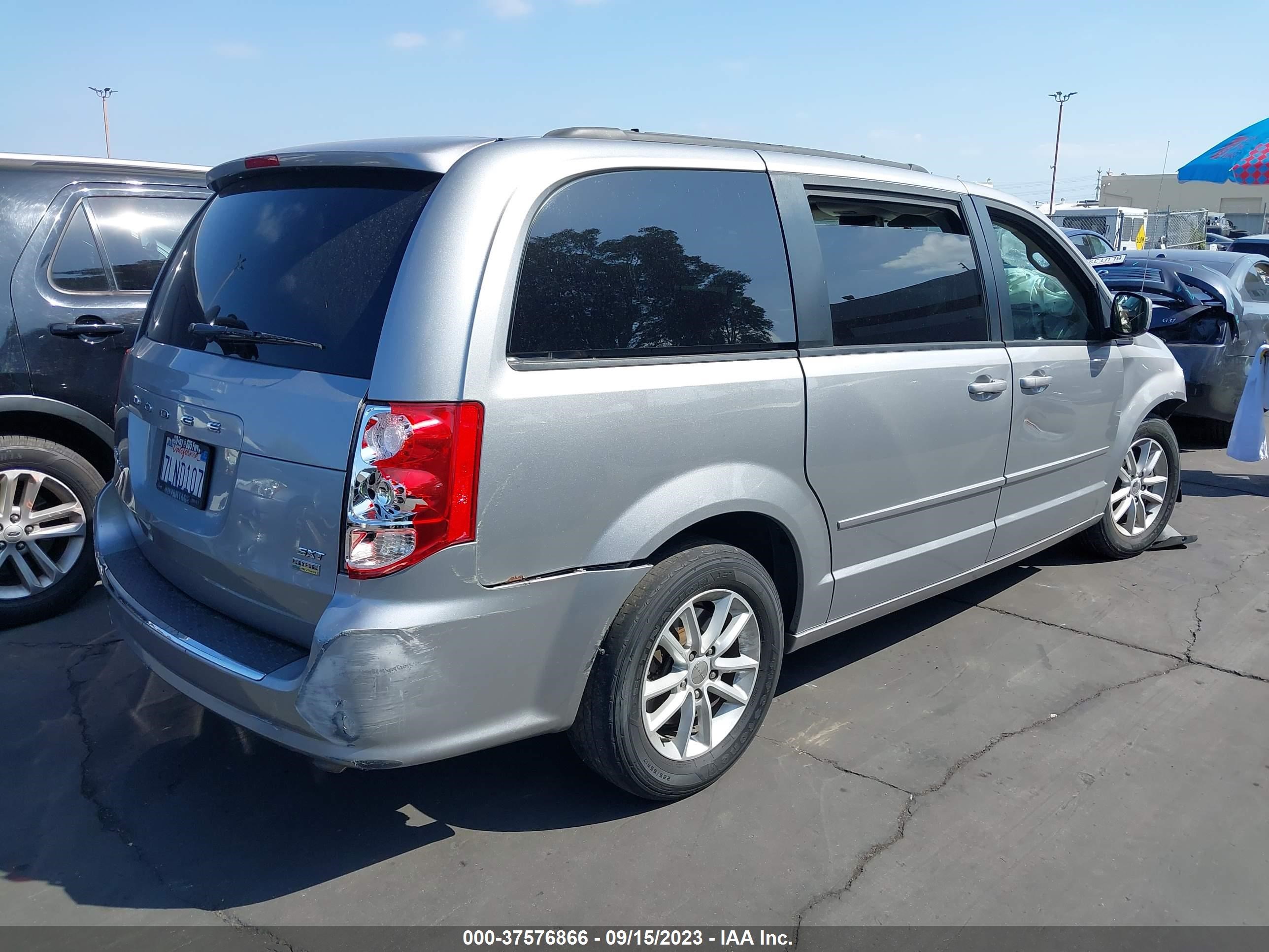 Photo 3 VIN: 2C4RDGCG8FR717421 - DODGE CARAVAN 