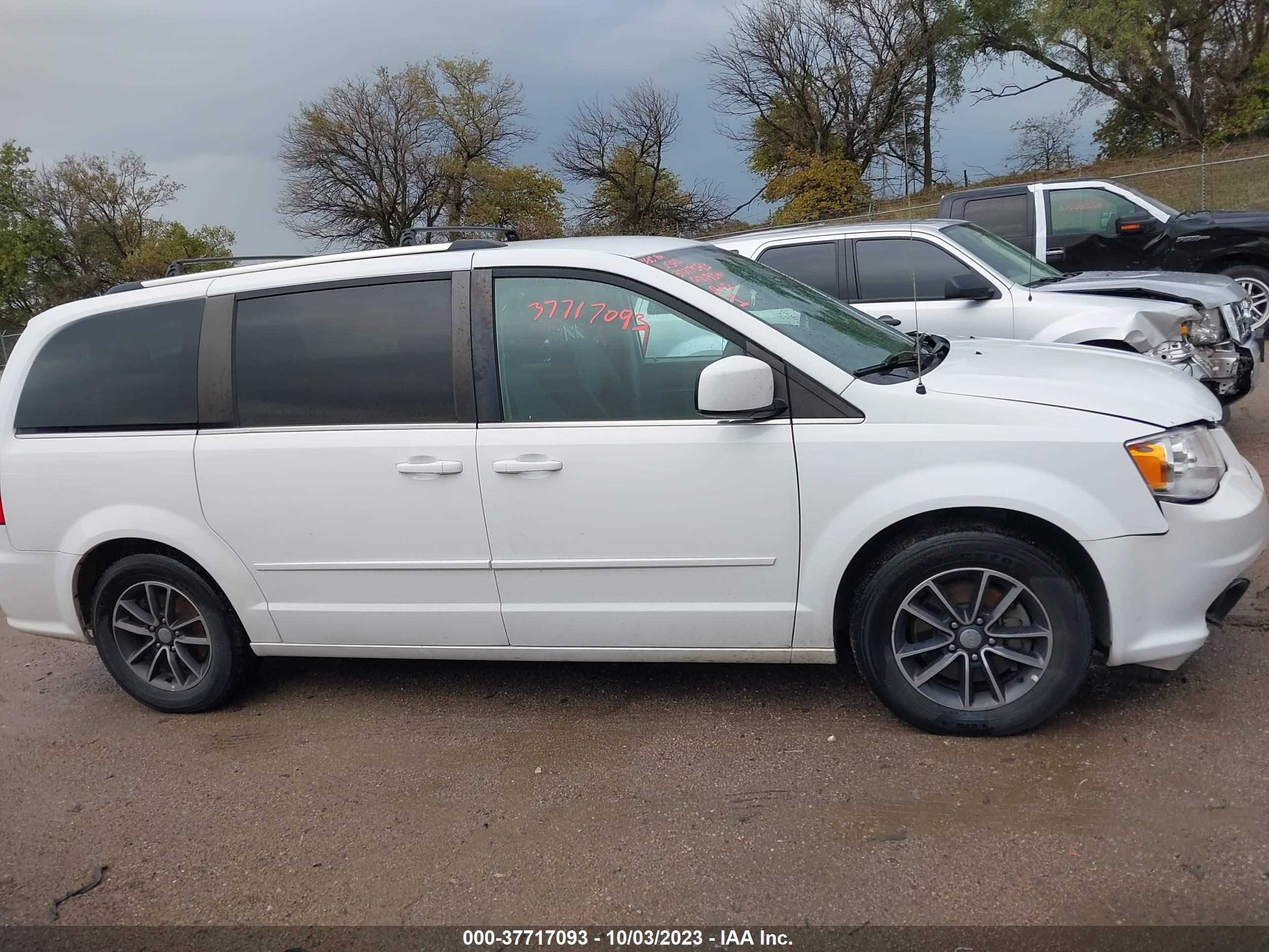 Photo 12 VIN: 2C4RDGCG8HR692958 - DODGE CARAVAN 