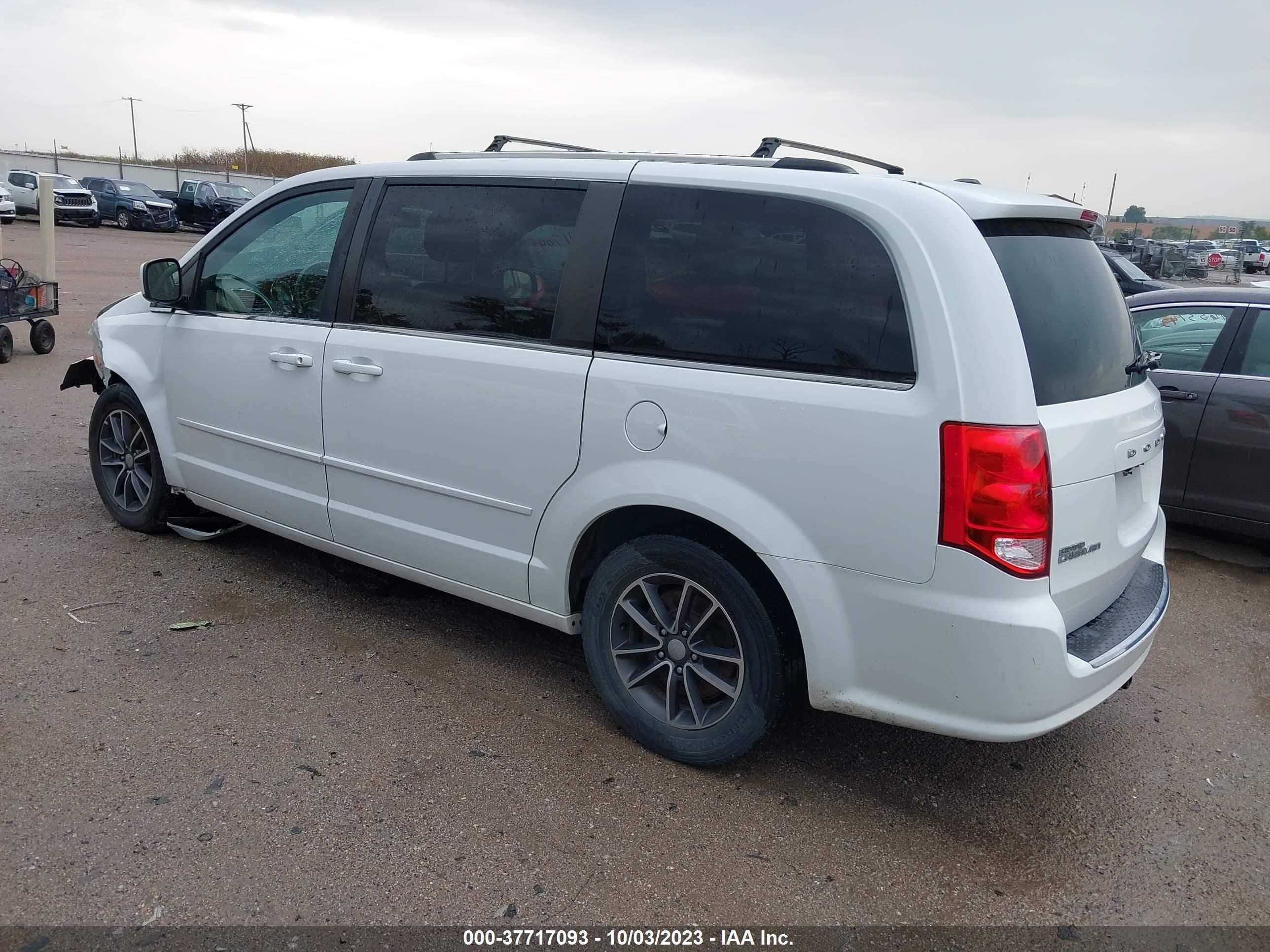 Photo 2 VIN: 2C4RDGCG8HR692958 - DODGE CARAVAN 