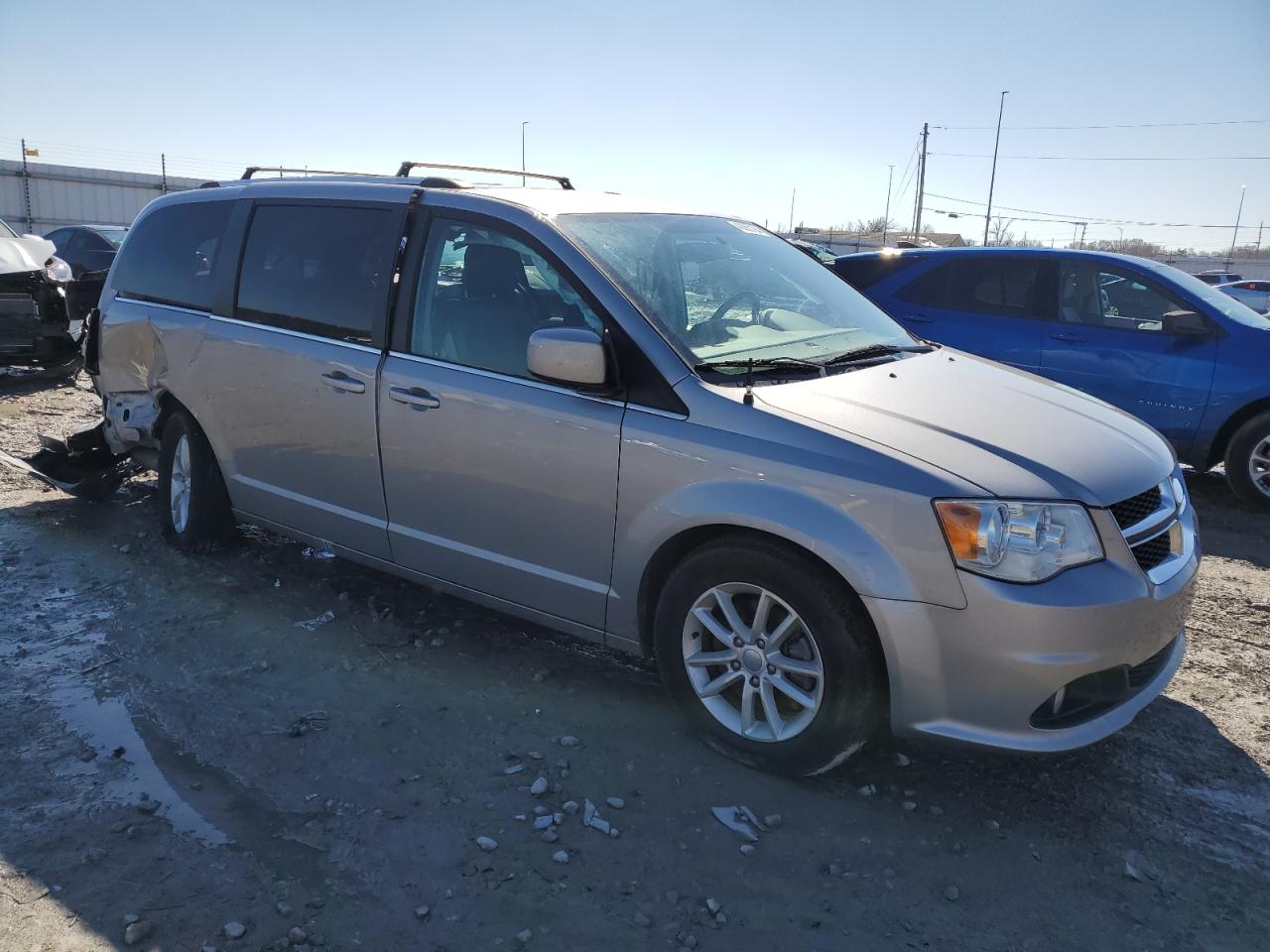 Photo 3 VIN: 2C4RDGCG8JR238263 - DODGE CARAVAN 