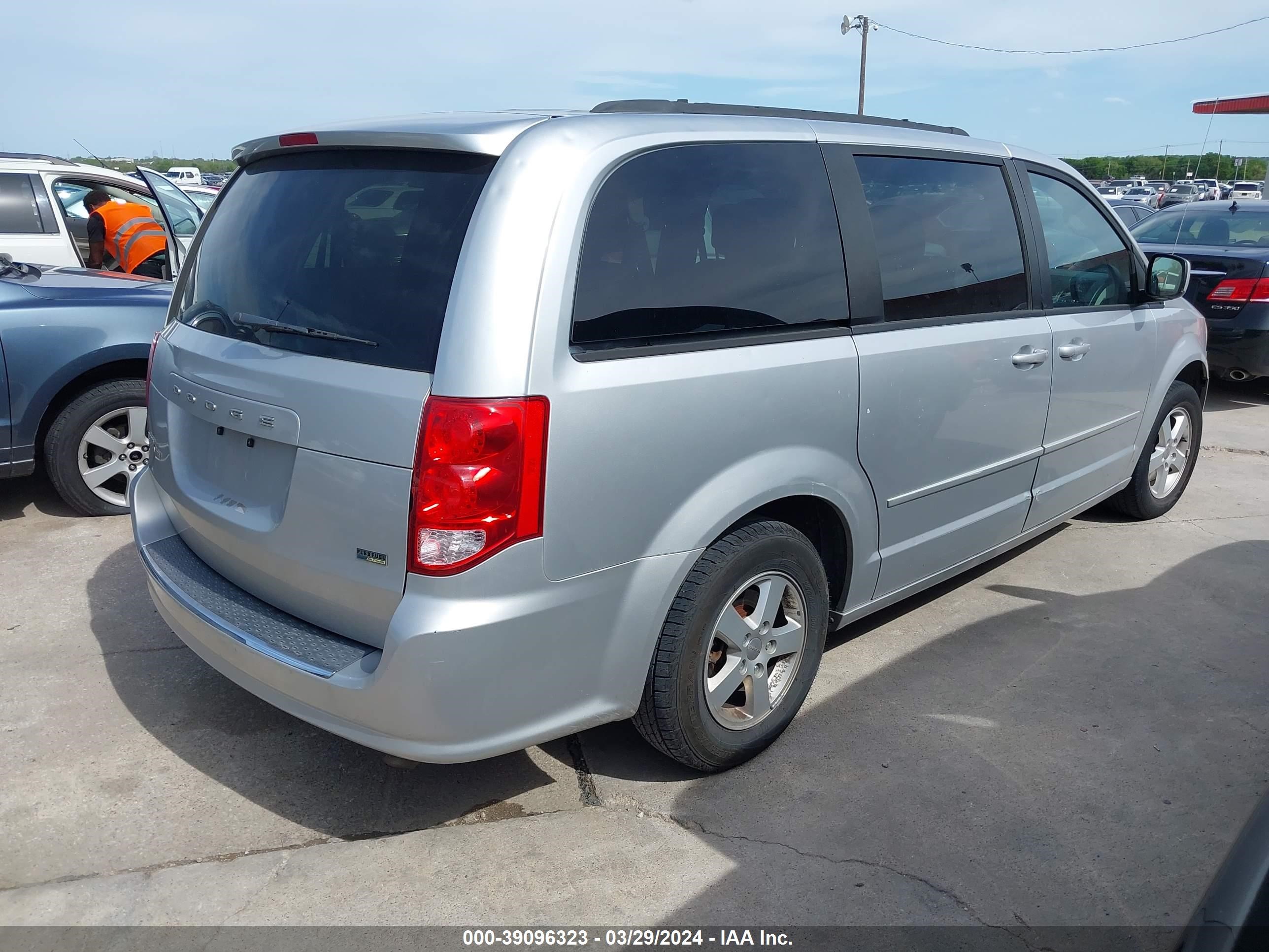 Photo 3 VIN: 2C4RDGCG9CR280122 - DODGE CARAVAN 