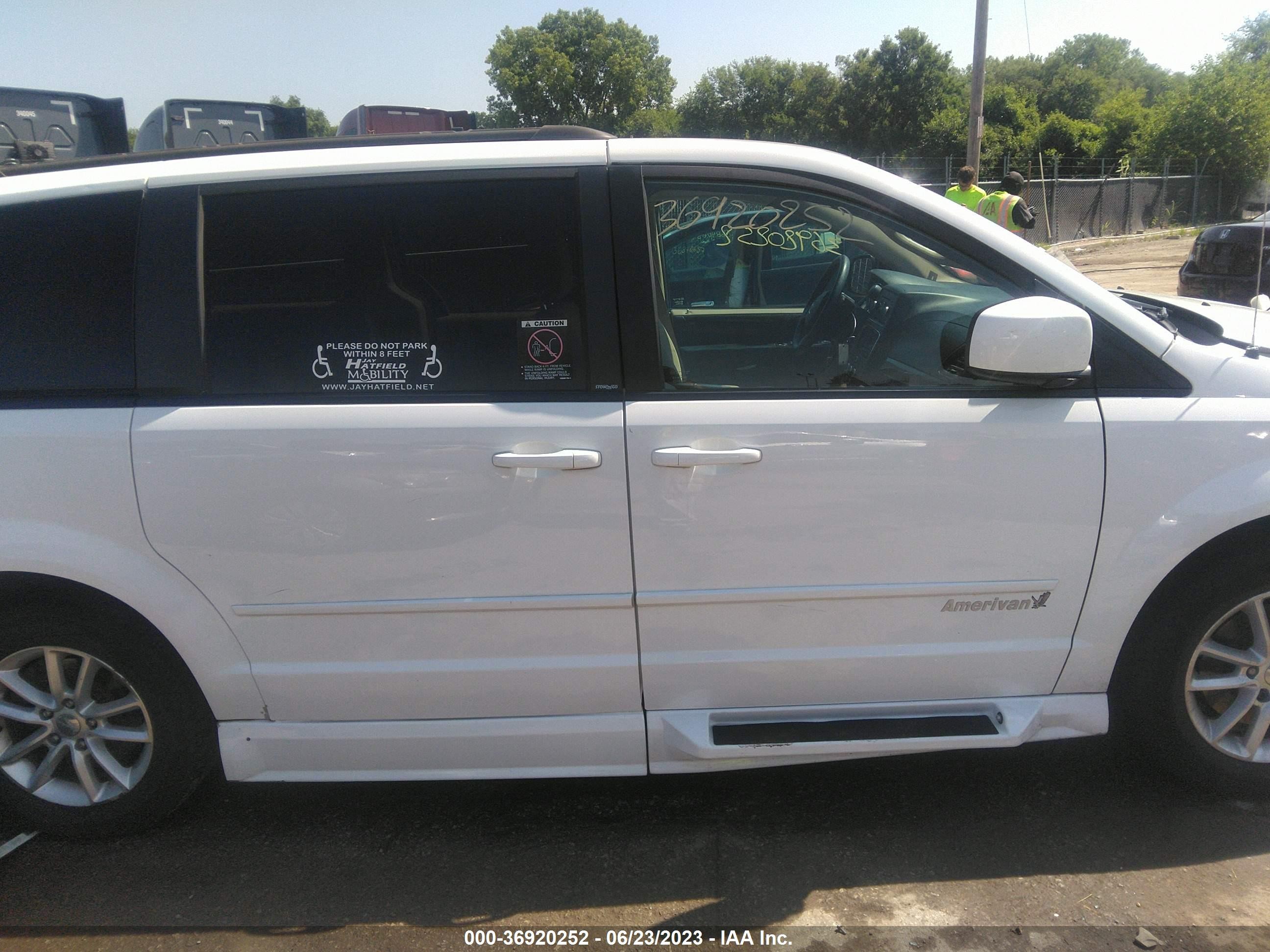 Photo 13 VIN: 2C4RDGCG9ER320542 - DODGE CARAVAN 