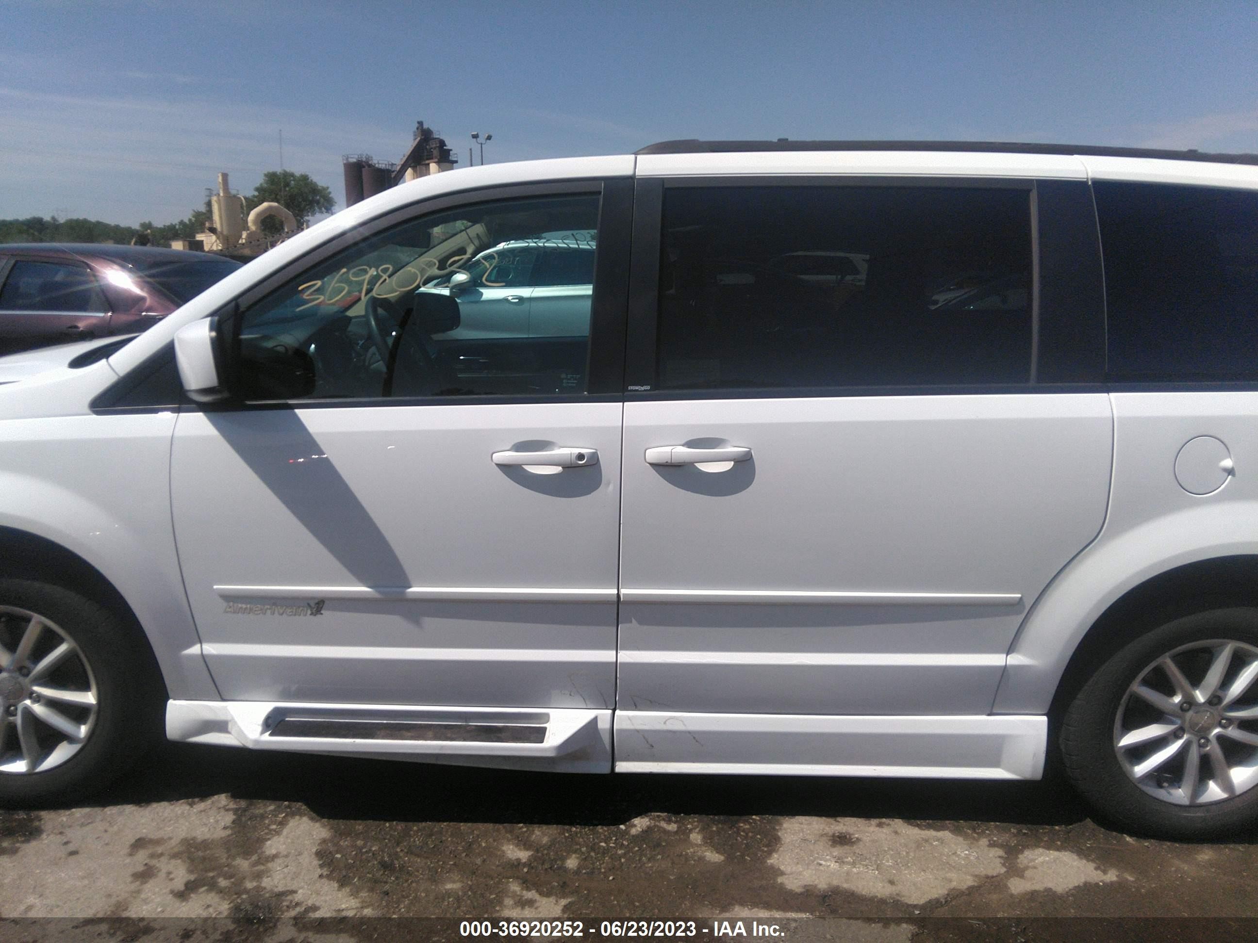 Photo 14 VIN: 2C4RDGCG9ER320542 - DODGE CARAVAN 