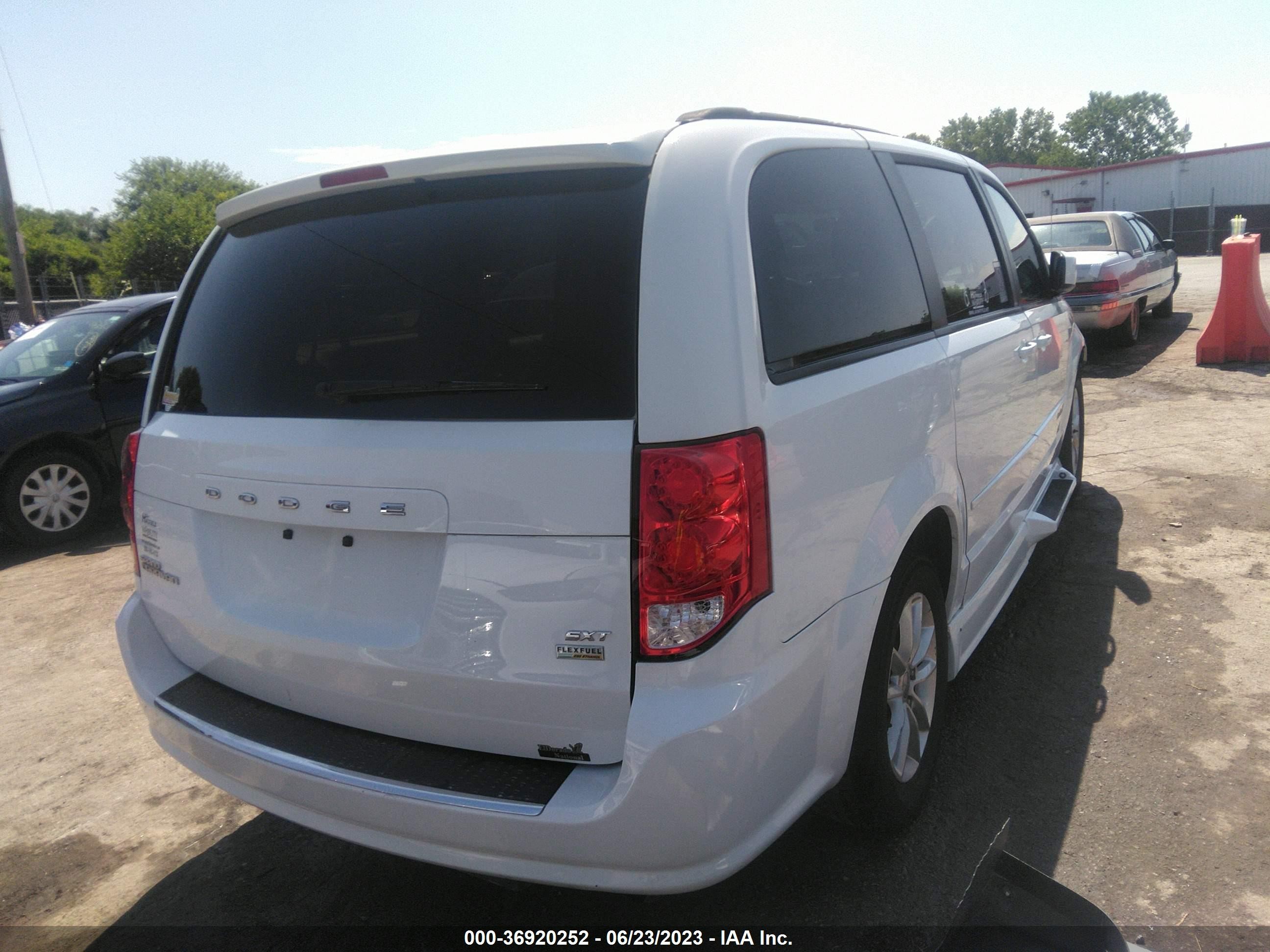 Photo 3 VIN: 2C4RDGCG9ER320542 - DODGE CARAVAN 