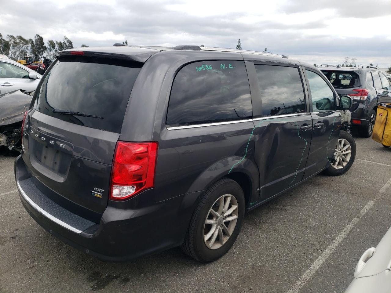 Photo 2 VIN: 2C4RDGCG9JR172905 - DODGE CARAVAN 