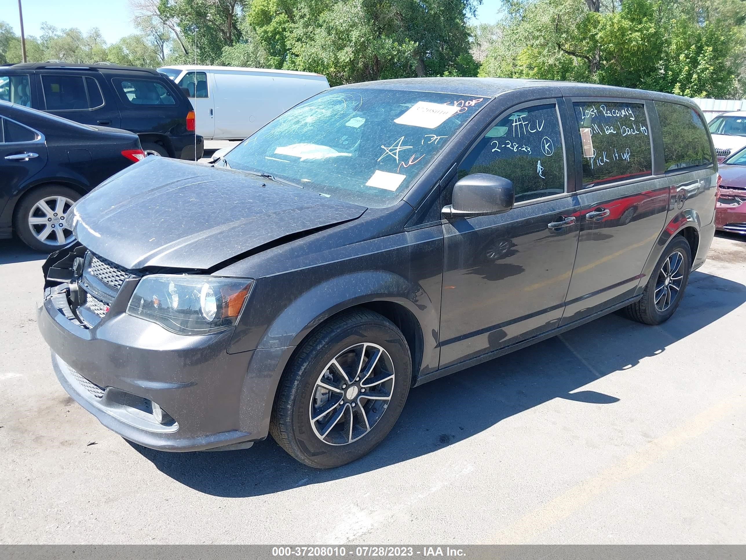 Photo 1 VIN: 2C4RDGCG9JR262796 - DODGE CARAVAN 