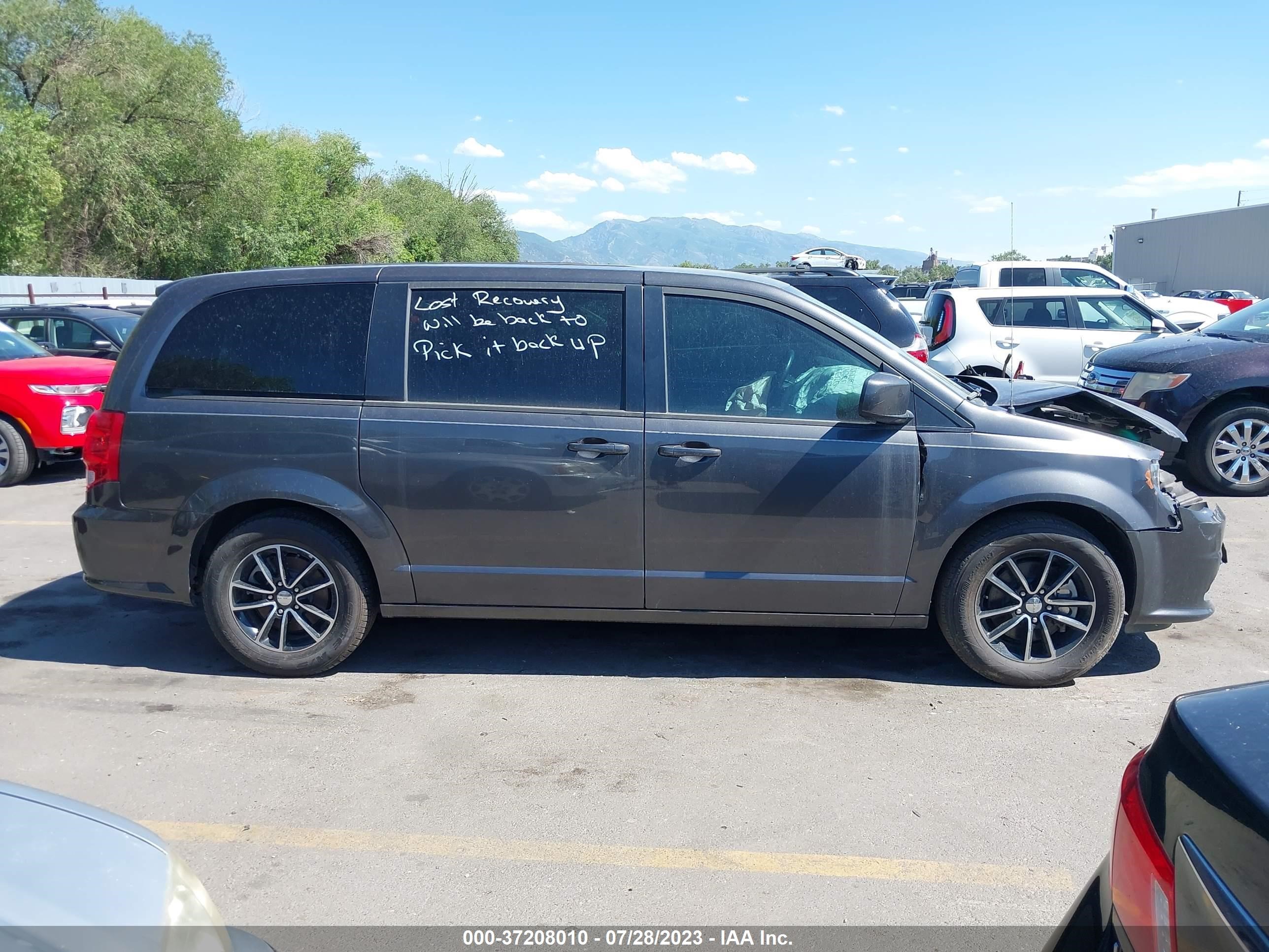 Photo 12 VIN: 2C4RDGCG9JR262796 - DODGE CARAVAN 