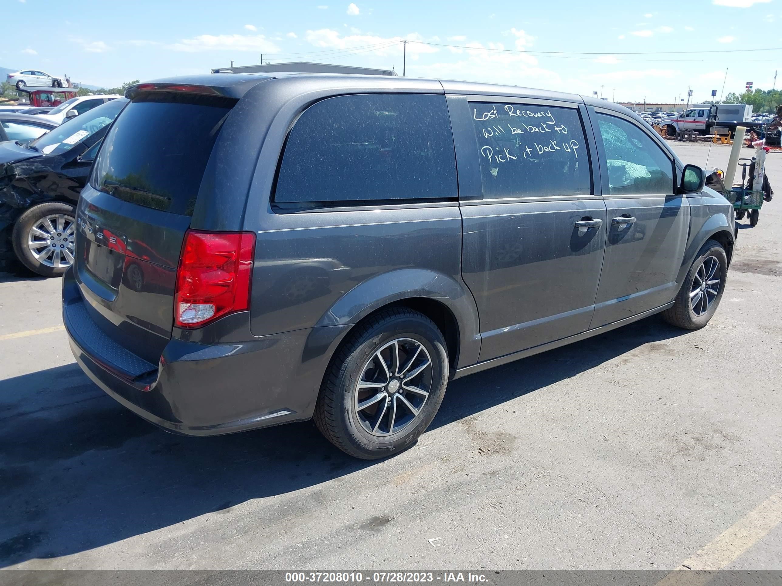 Photo 3 VIN: 2C4RDGCG9JR262796 - DODGE CARAVAN 