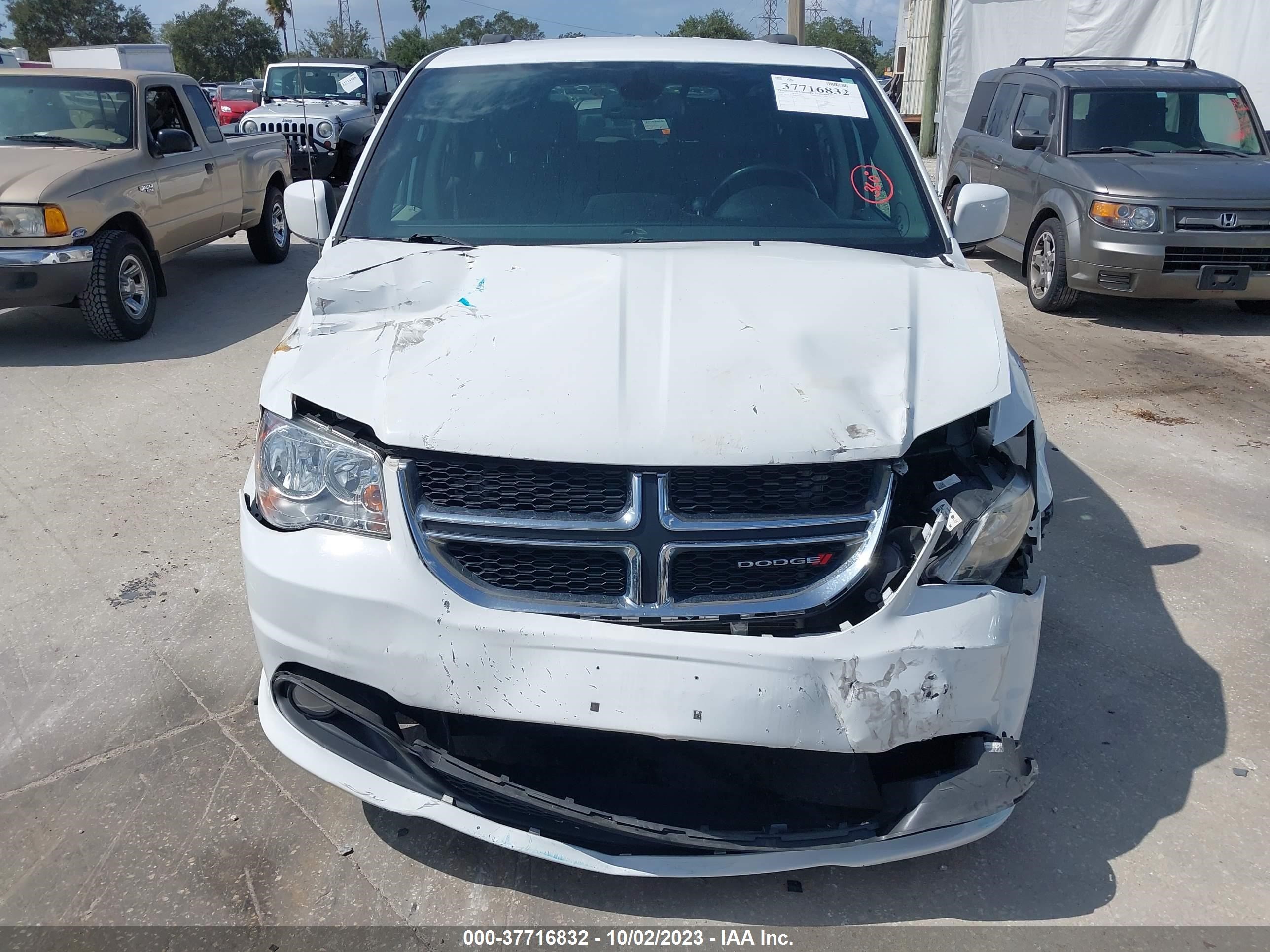 Photo 11 VIN: 2C4RDGCG9KR759168 - DODGE CARAVAN 