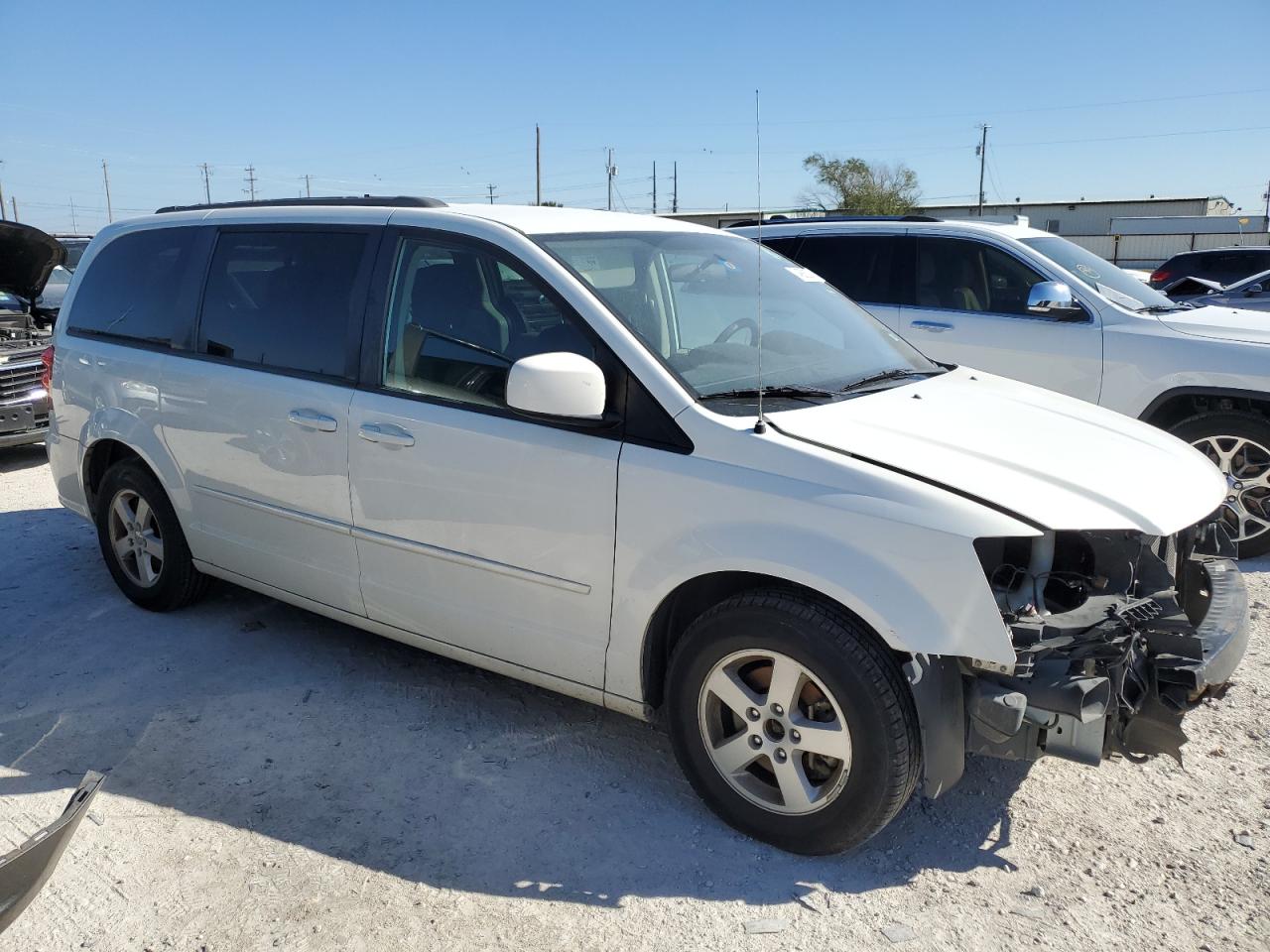 Photo 3 VIN: 2C4RDGCGXCR205882 - DODGE CARAVAN 