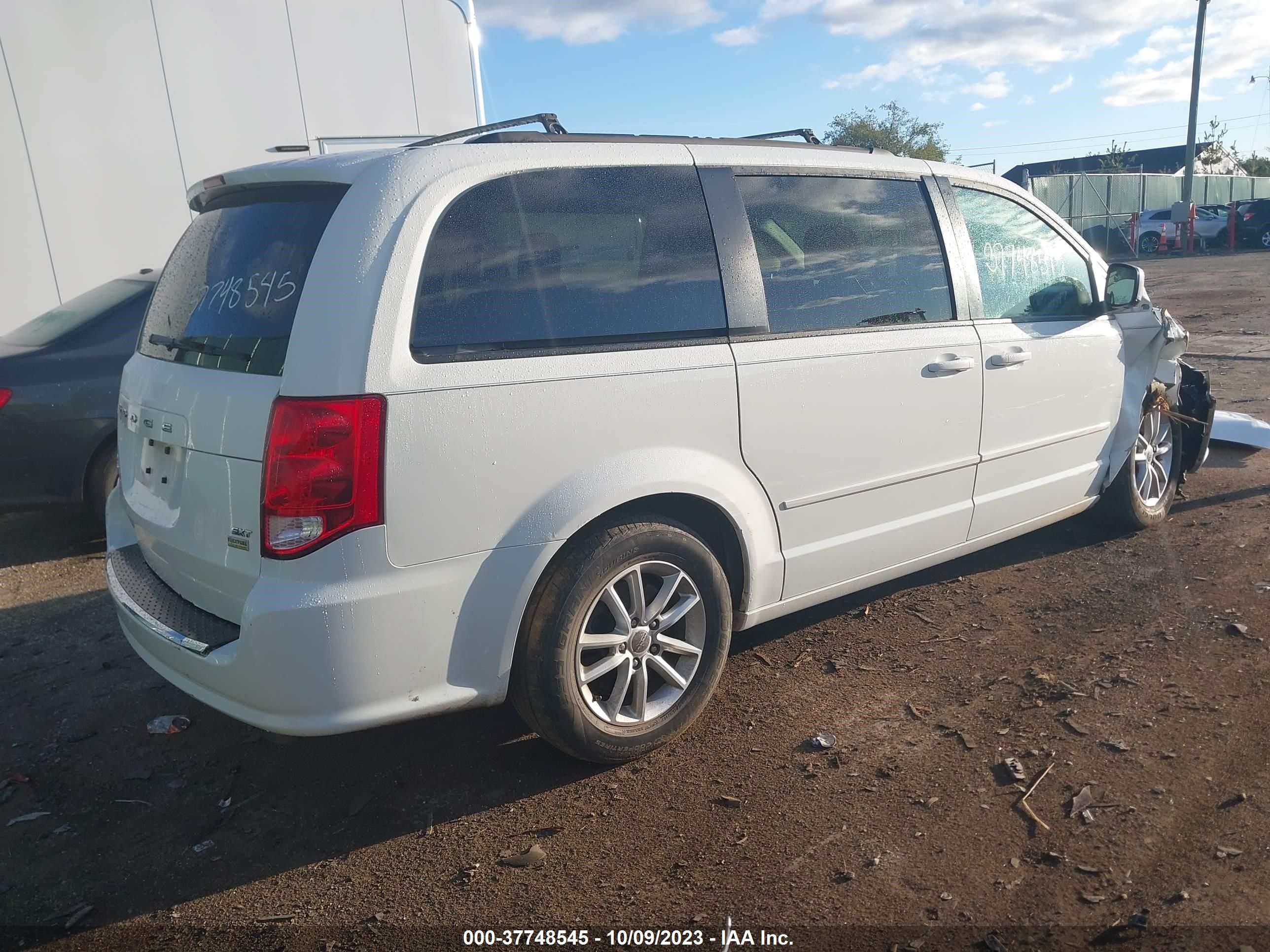 Photo 3 VIN: 2C4RDGCGXER121192 - DODGE CARAVAN 