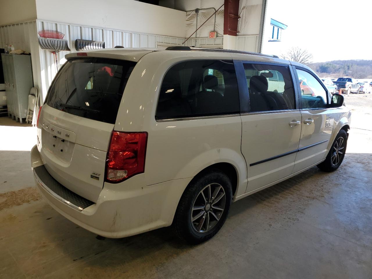 Photo 2 VIN: 2C4RDGCGXHR558209 - DODGE CARAVAN 