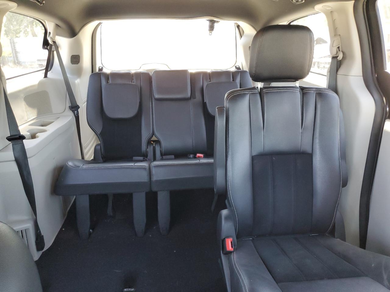 Photo 9 VIN: 2C4RDGCGXJR298559 - DODGE CARAVAN 