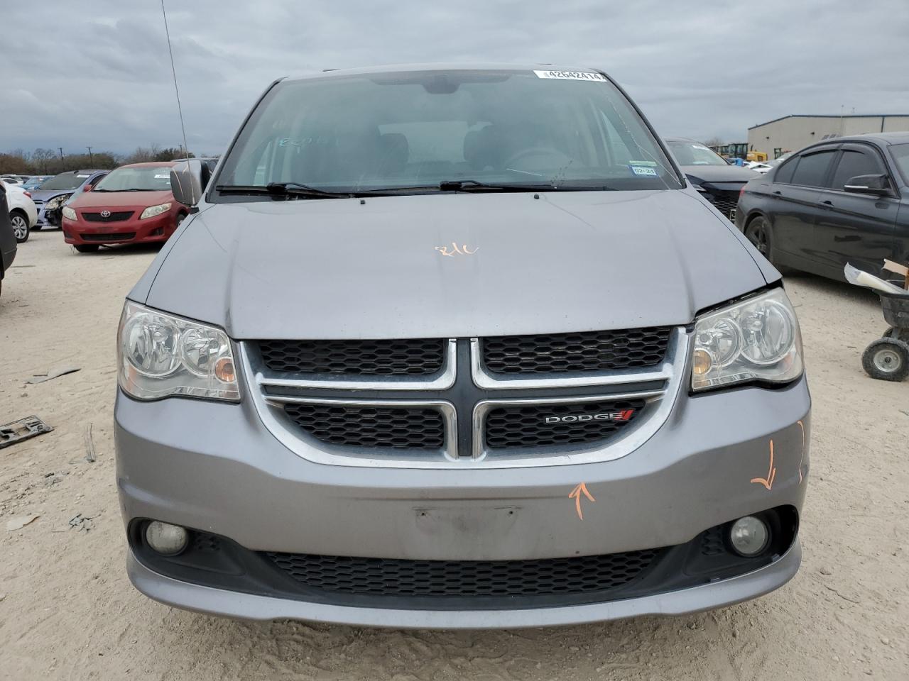 Photo 4 VIN: 2C4RDGCGXJR327817 - DODGE CARAVAN 