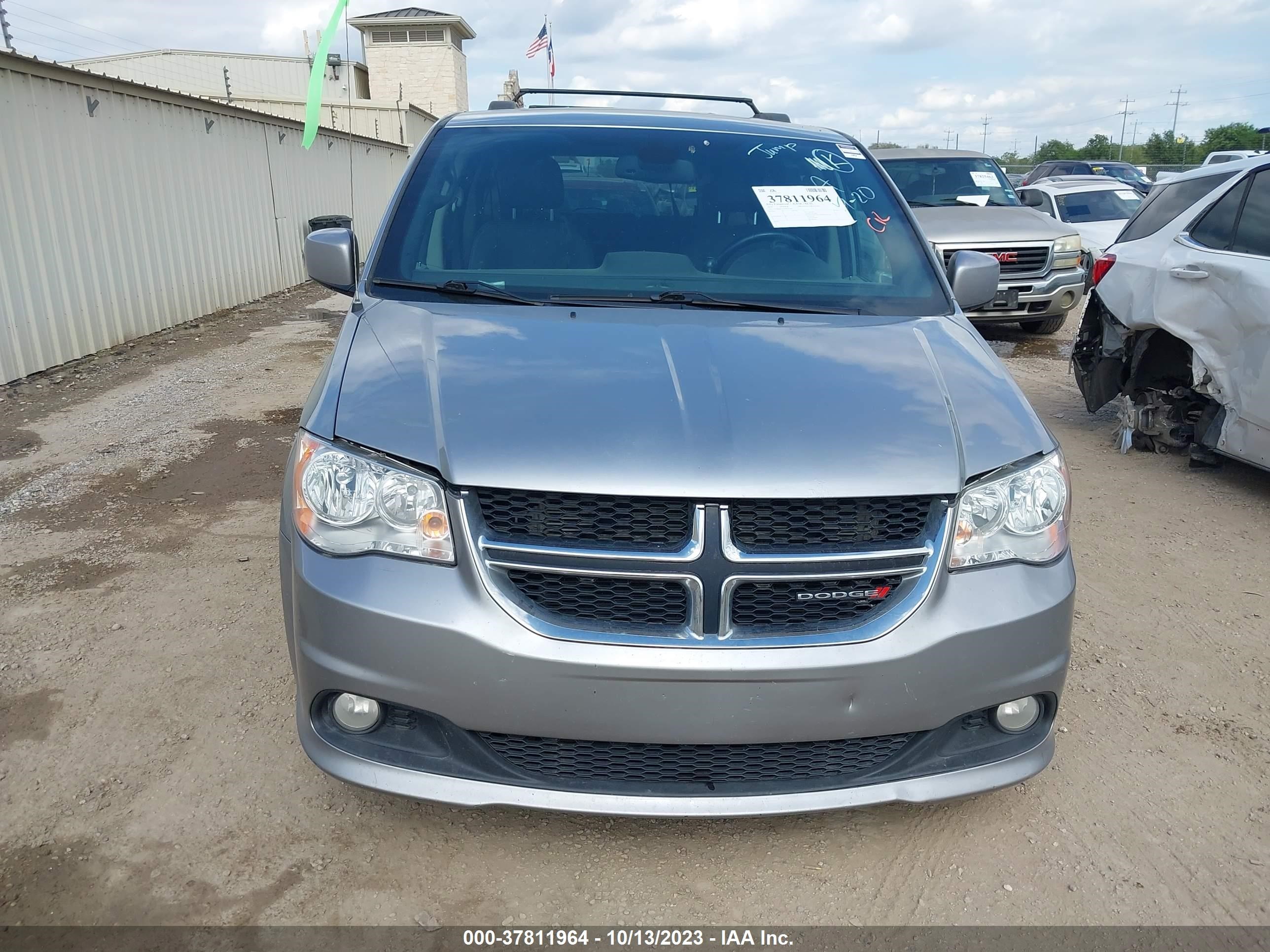 Photo 11 VIN: 2C4RDGCGXKR563448 - DODGE CARAVAN 