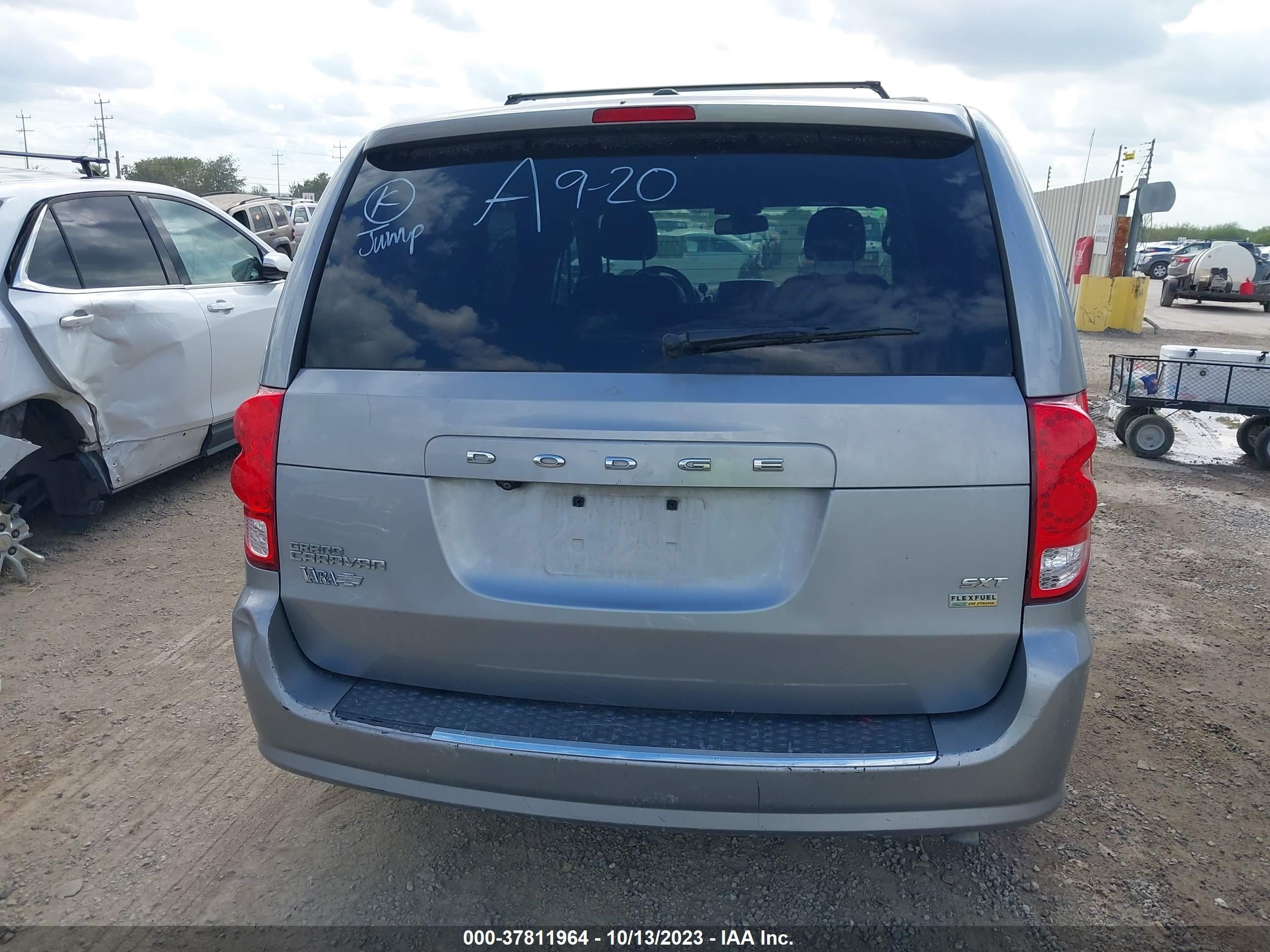 Photo 15 VIN: 2C4RDGCGXKR563448 - DODGE CARAVAN 