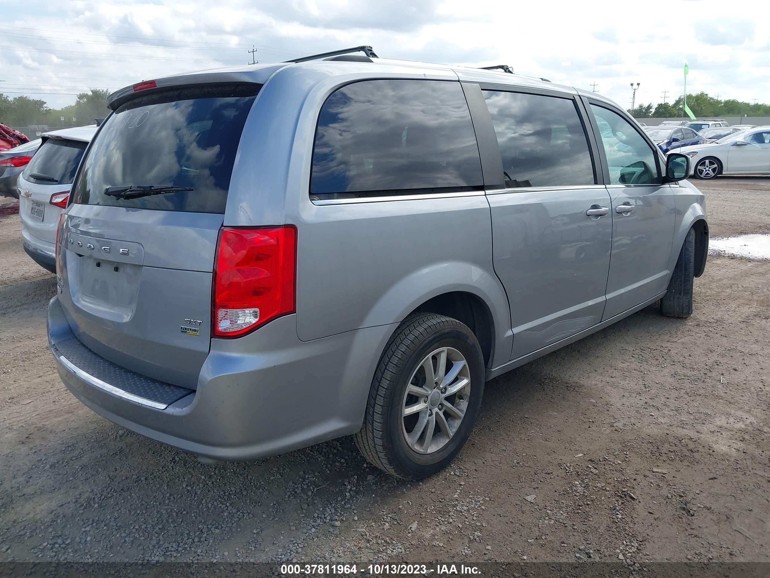 Photo 3 VIN: 2C4RDGCGXKR563448 - DODGE CARAVAN 