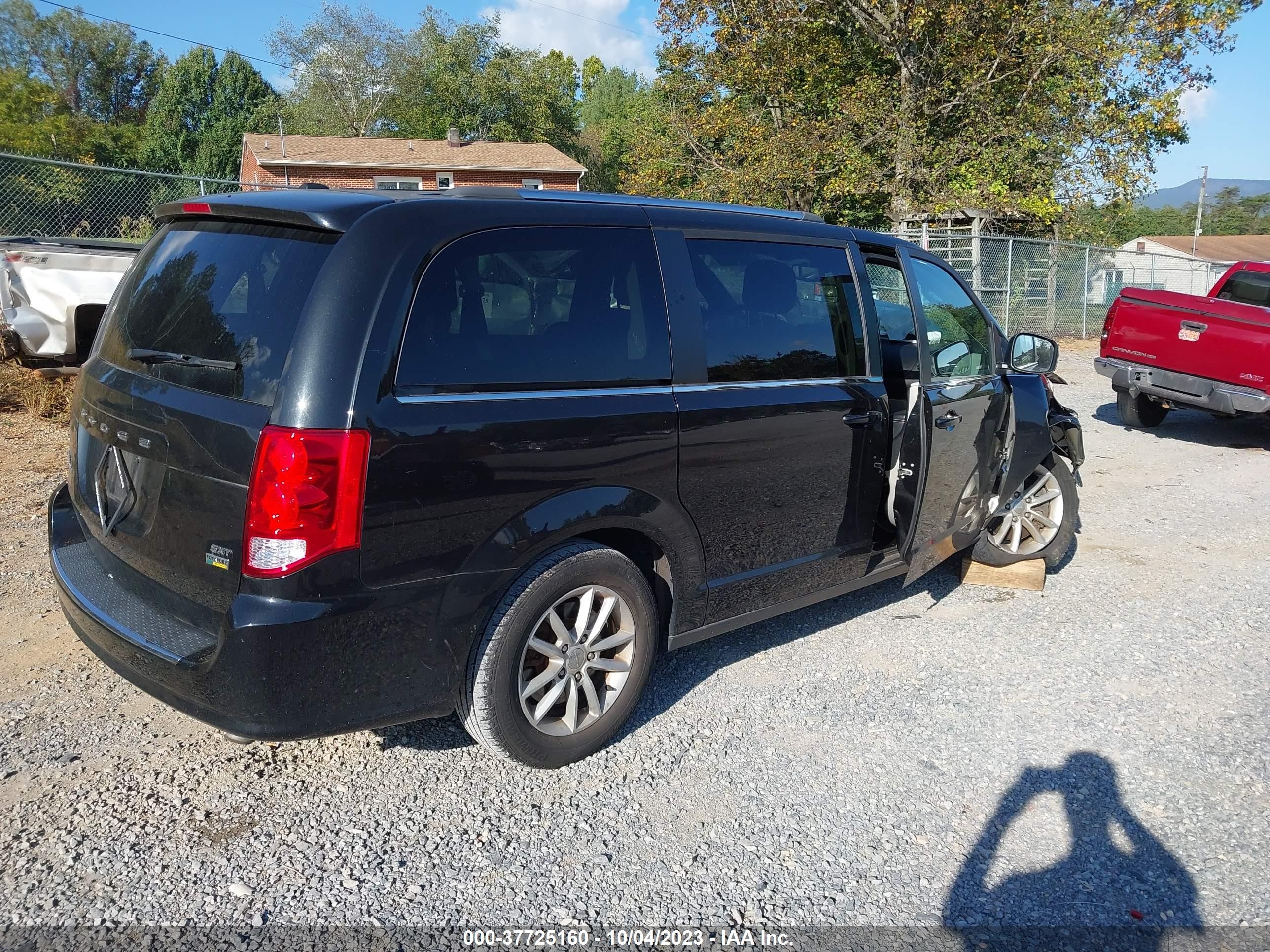 Photo 3 VIN: 2C4RDGCGXKR765769 - DODGE CARAVAN 