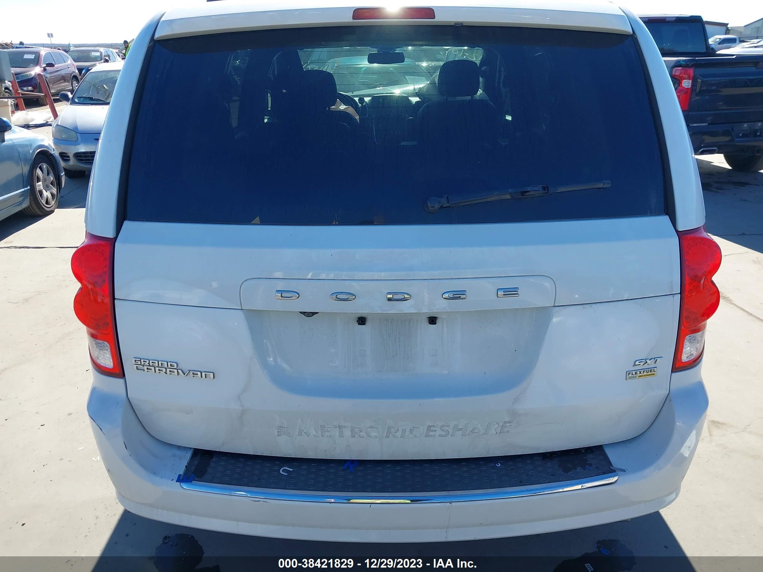 Photo 16 VIN: 2C4RDGCGXKR772205 - DODGE CARAVAN 