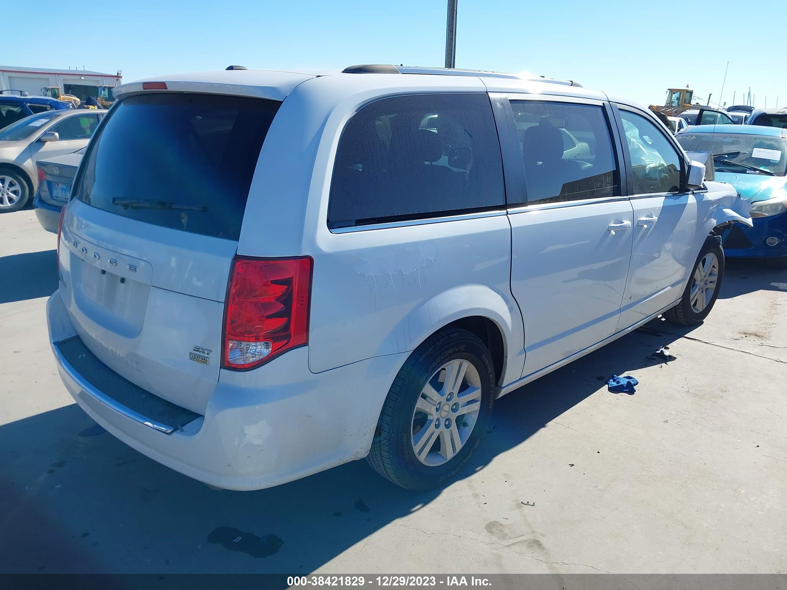 Photo 3 VIN: 2C4RDGCGXKR772205 - DODGE CARAVAN 