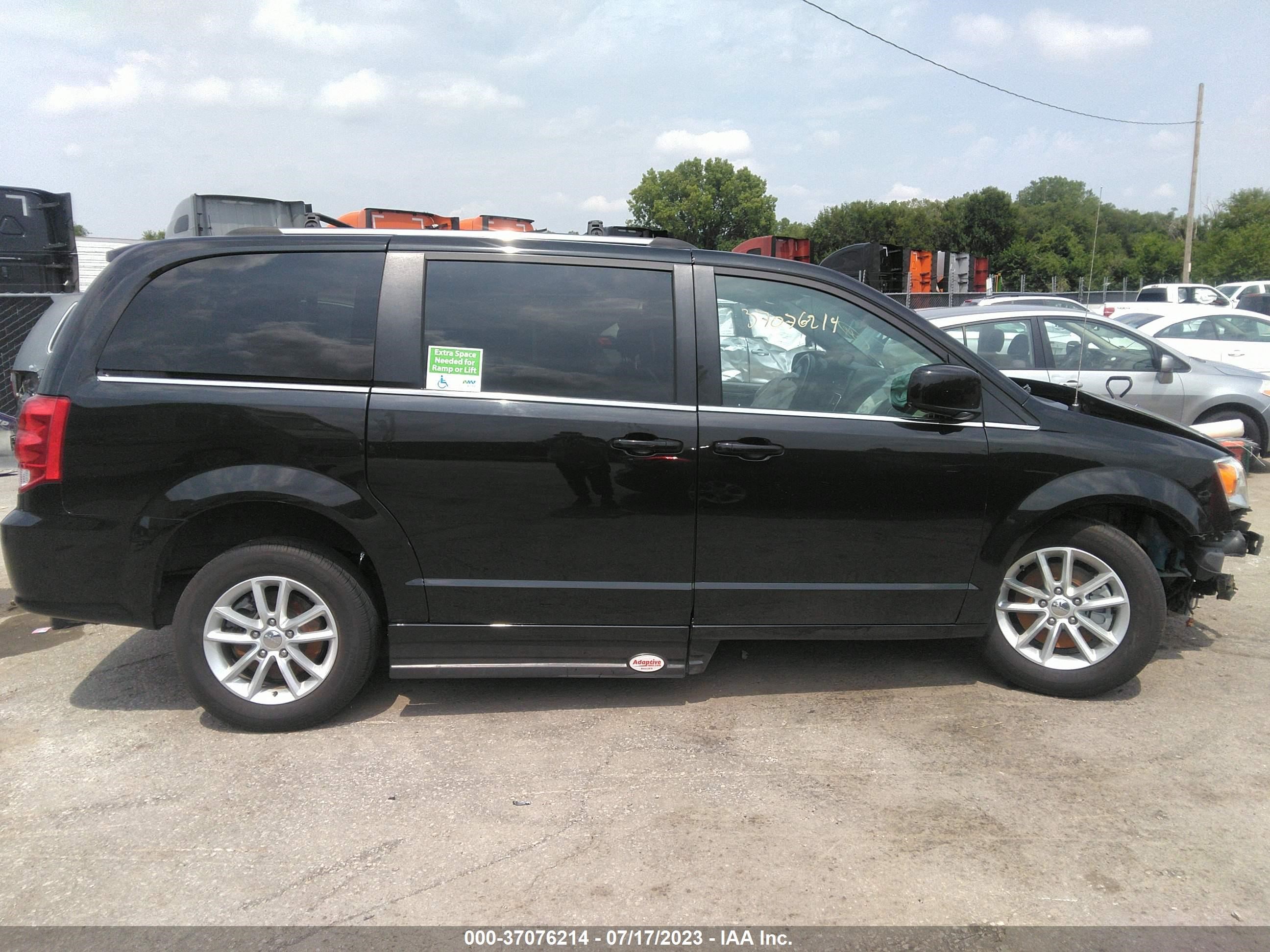 Photo 12 VIN: 2C4RDGCGXLR175038 - DODGE CARAVAN 