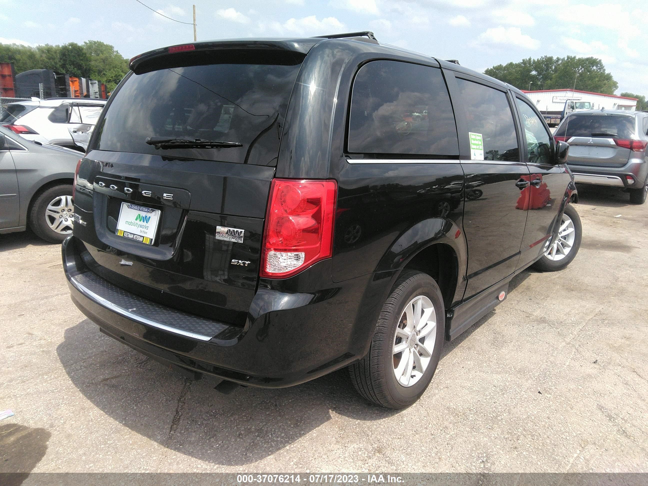 Photo 3 VIN: 2C4RDGCGXLR175038 - DODGE CARAVAN 