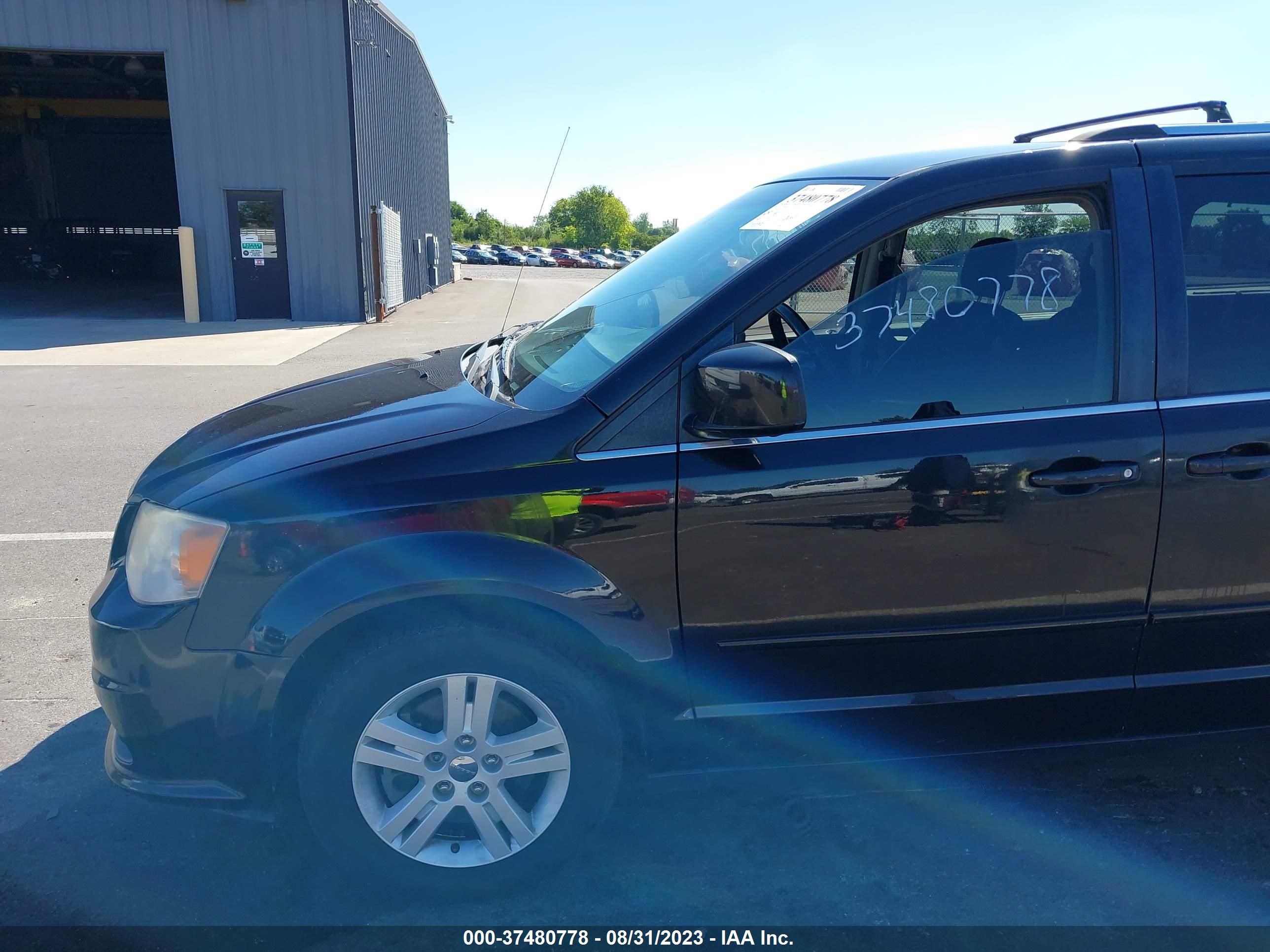 Photo 11 VIN: 2C4RDGDG4DR532715 - DODGE CARAVAN 