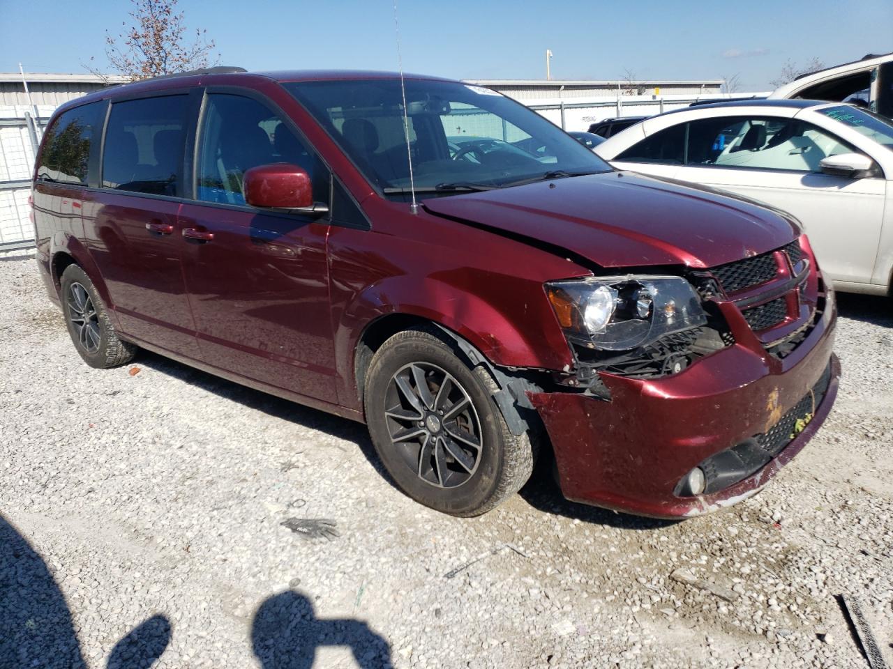 Photo 3 VIN: 2C4RDGEG1JR240322 - DODGE CARAVAN 