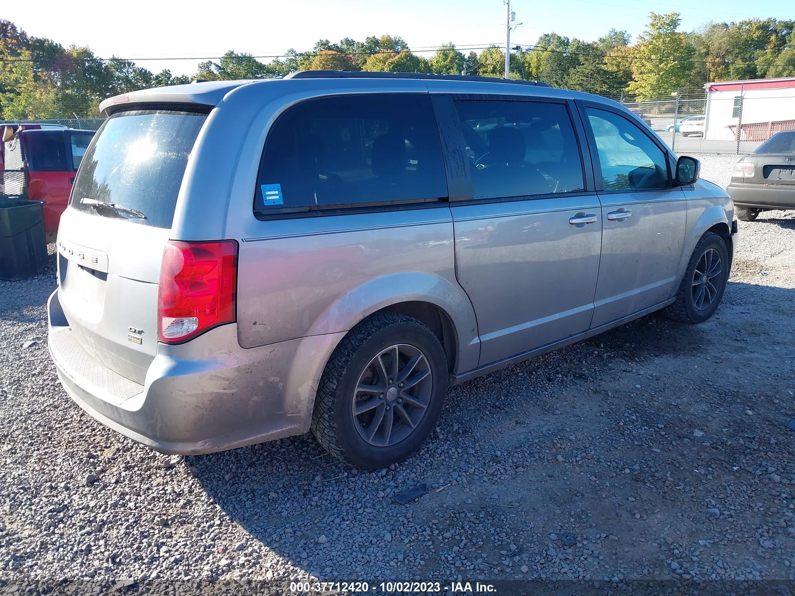 Photo 3 VIN: 2C4RDGEG1JR338900 - DODGE CARAVAN 