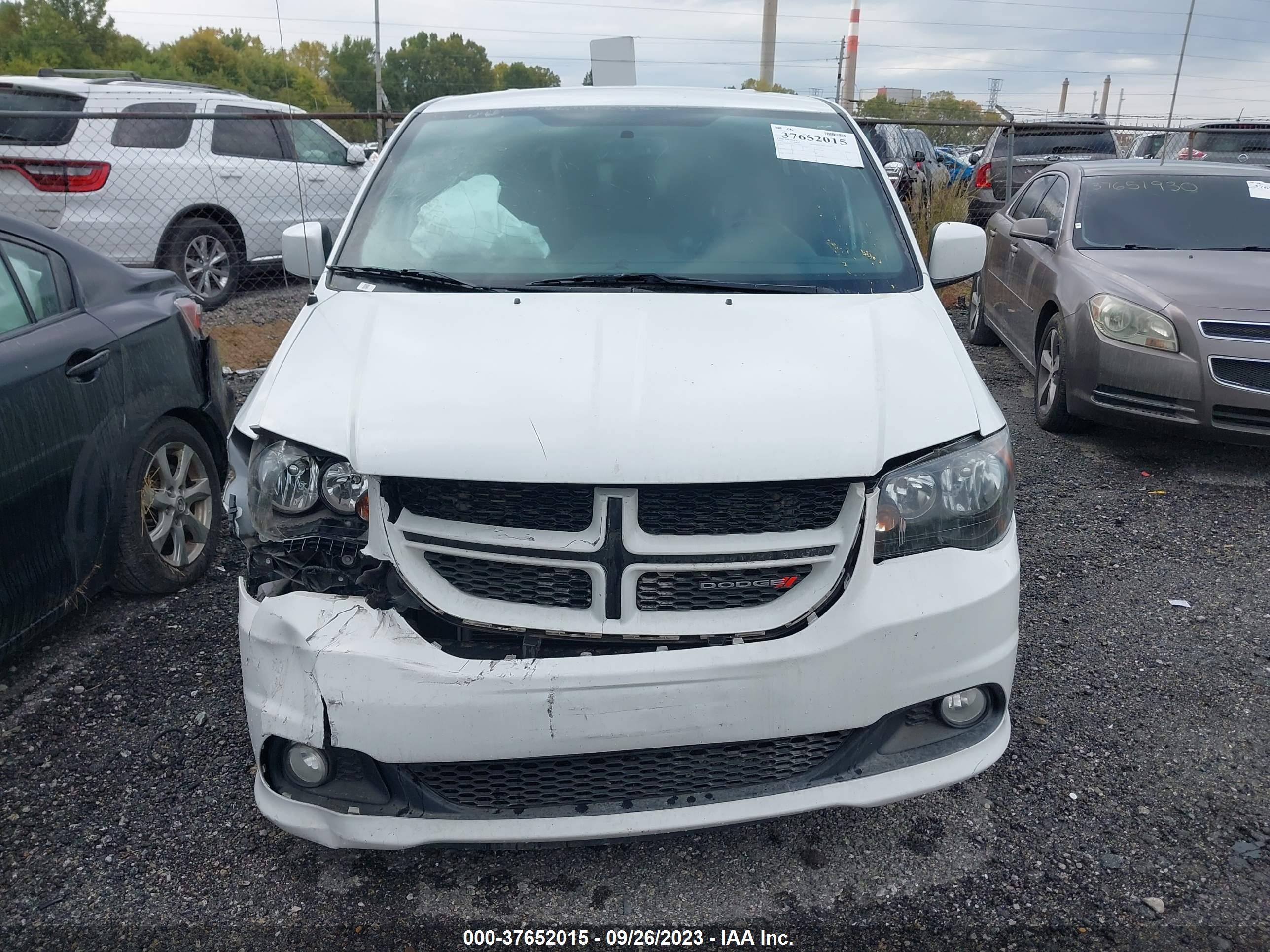 Photo 10 VIN: 2C4RDGEG2JR214912 - DODGE CARAVAN 