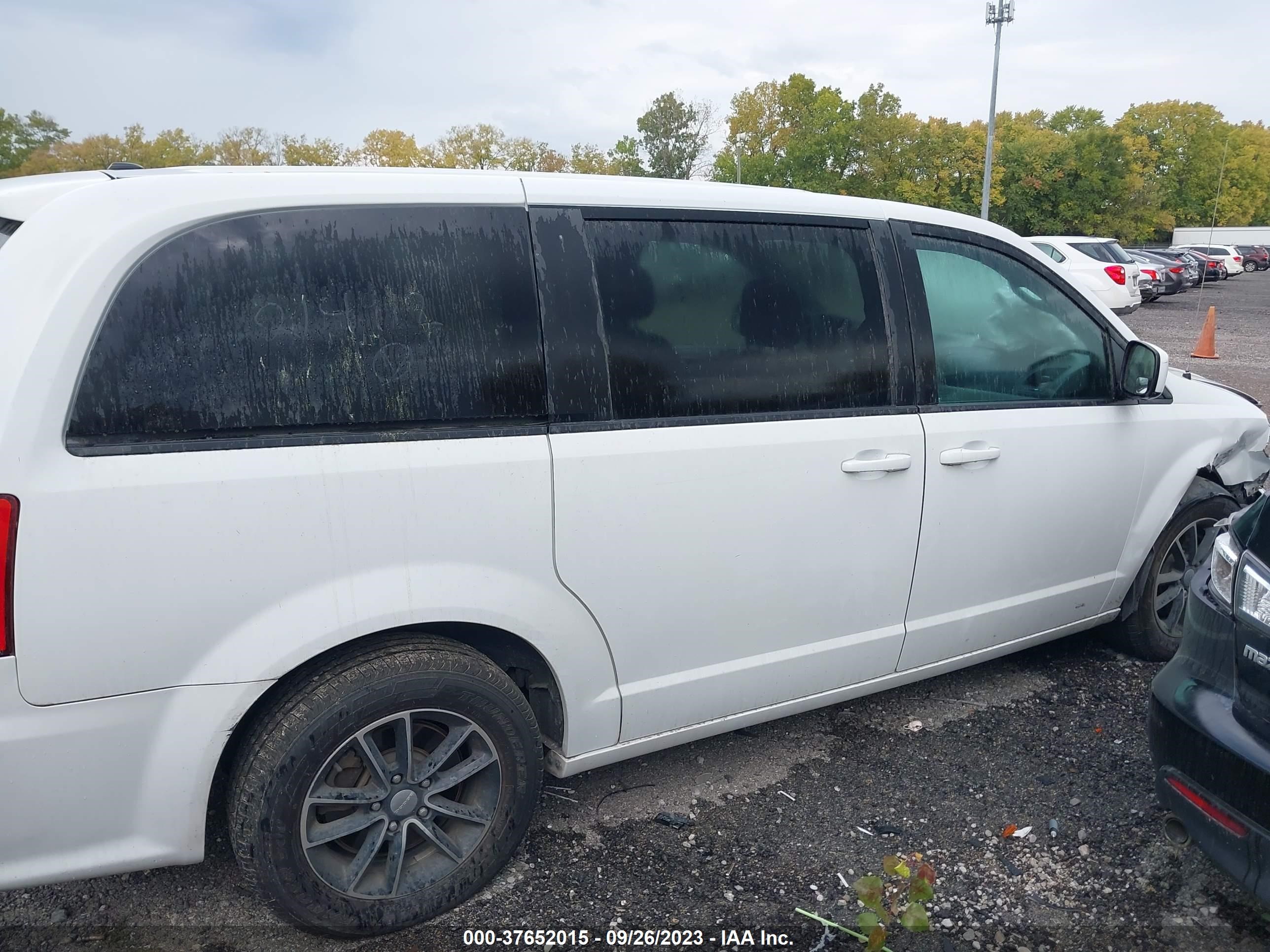 Photo 11 VIN: 2C4RDGEG2JR214912 - DODGE CARAVAN 